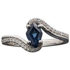 Ring aus 14 Karat Weißgold mit blauem Saphir und Diamant