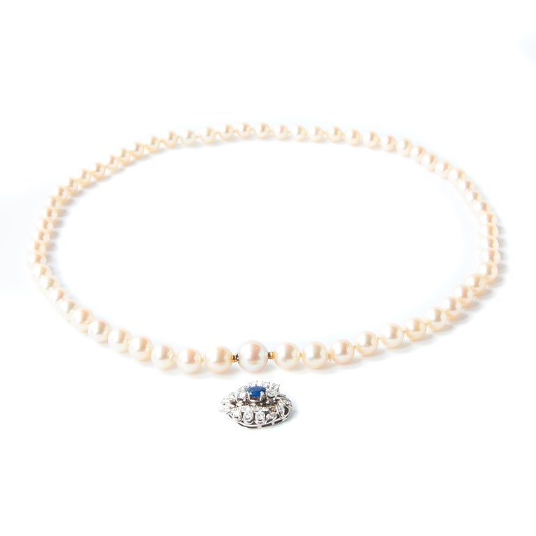 Contemporary Blue Sapphire and Diamonds 14K White Gold Pearl Necklace For Sale