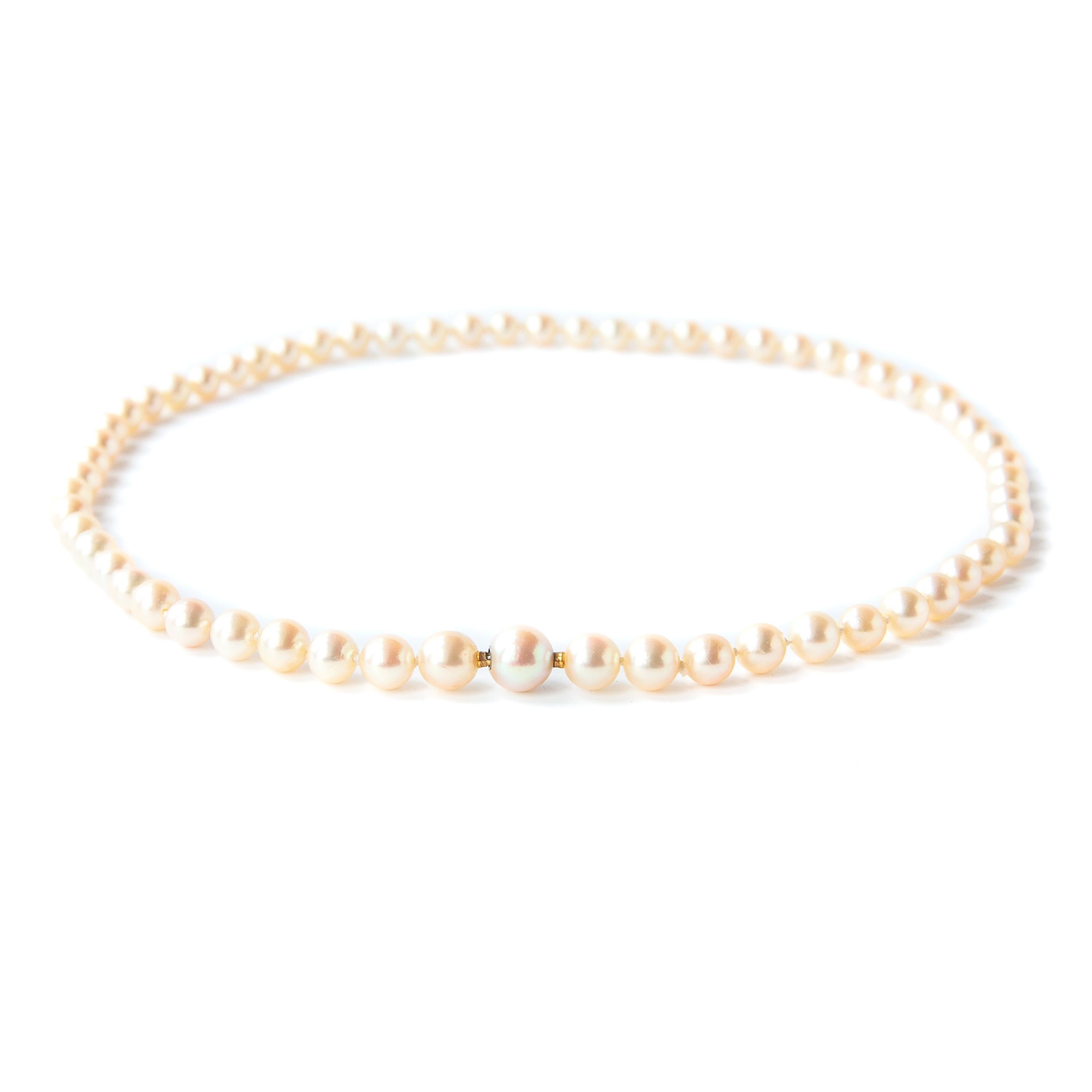 Perlenkette aus 14 Karat Weißgold mit blauem Saphir und Diamanten im Angebot 1