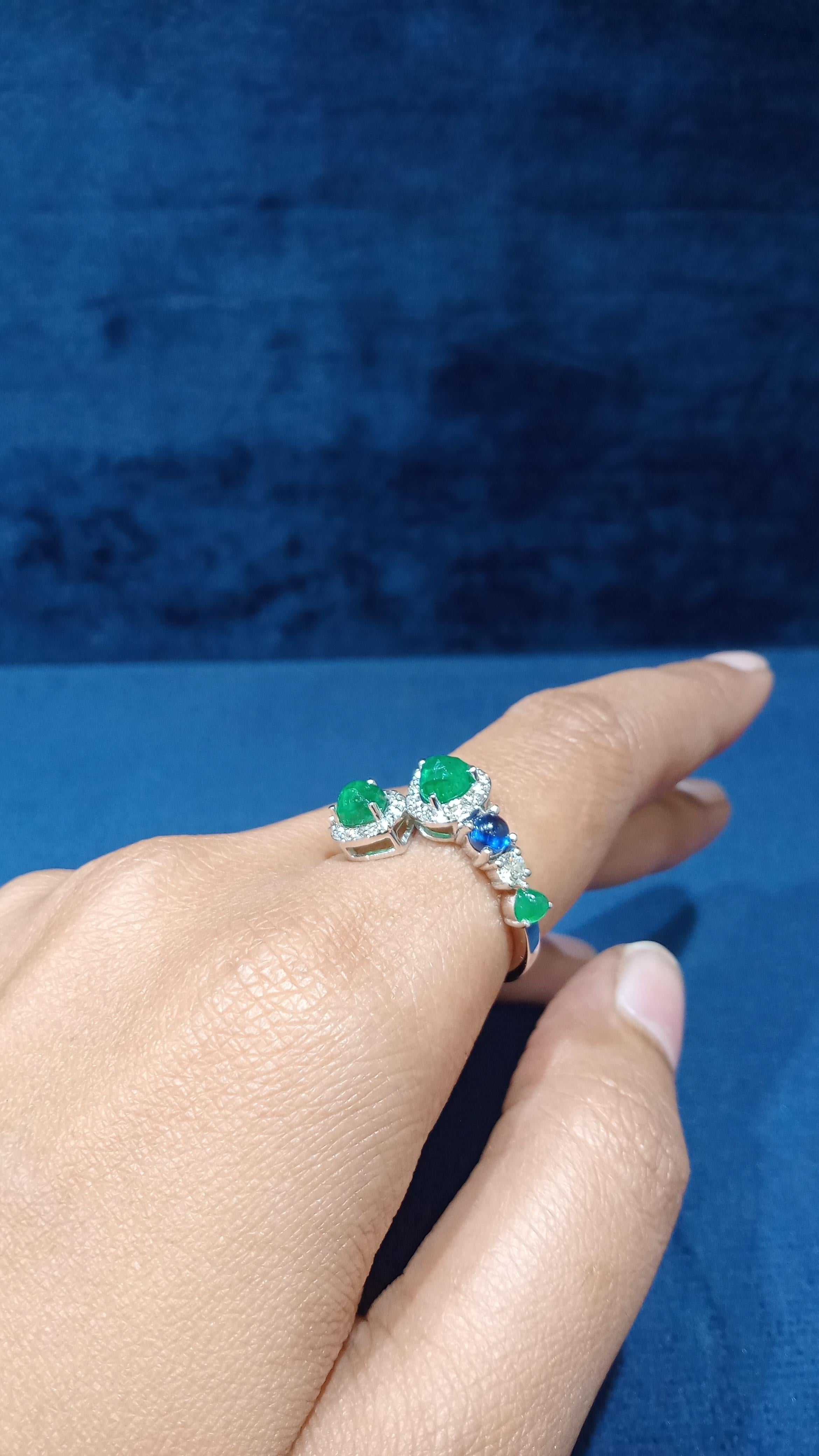 En vente :  Bague en or blanc 14 carats avec saphir bleu, émeraude verte et diamant blanc 4