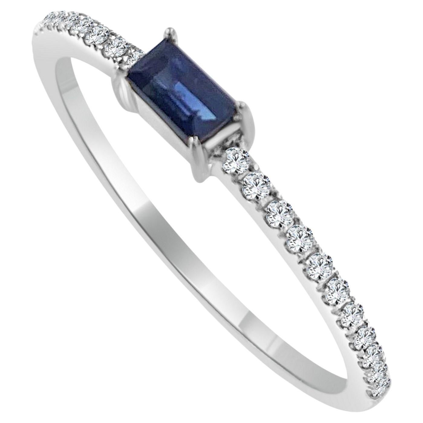 Bague empilable en or blanc 14 carats avec saphir bleu en vente