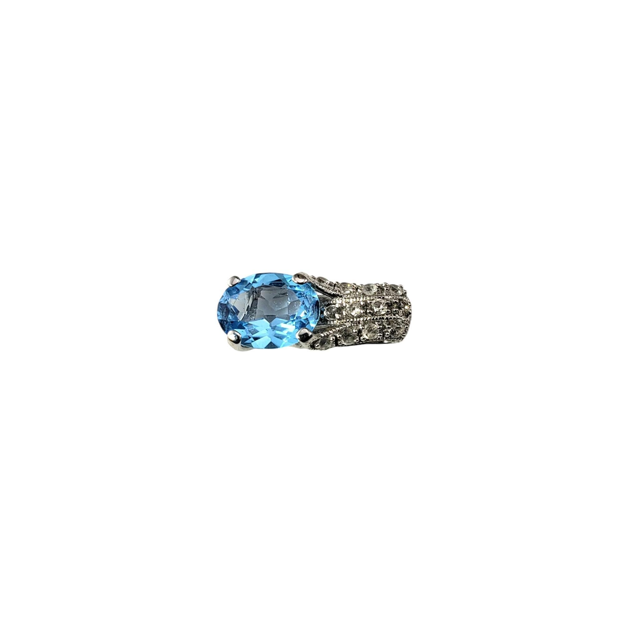 Ciondolo in oro bianco 14 carati con topazio blu e diamanti.

Questo elegante ciondolo presenta una pietra ovale di topazio blu (9 mm x 7 mm) e 12 diamanti rotondi taglio brillante incastonati in oro bianco 14K.

Peso totale approssimativo dei