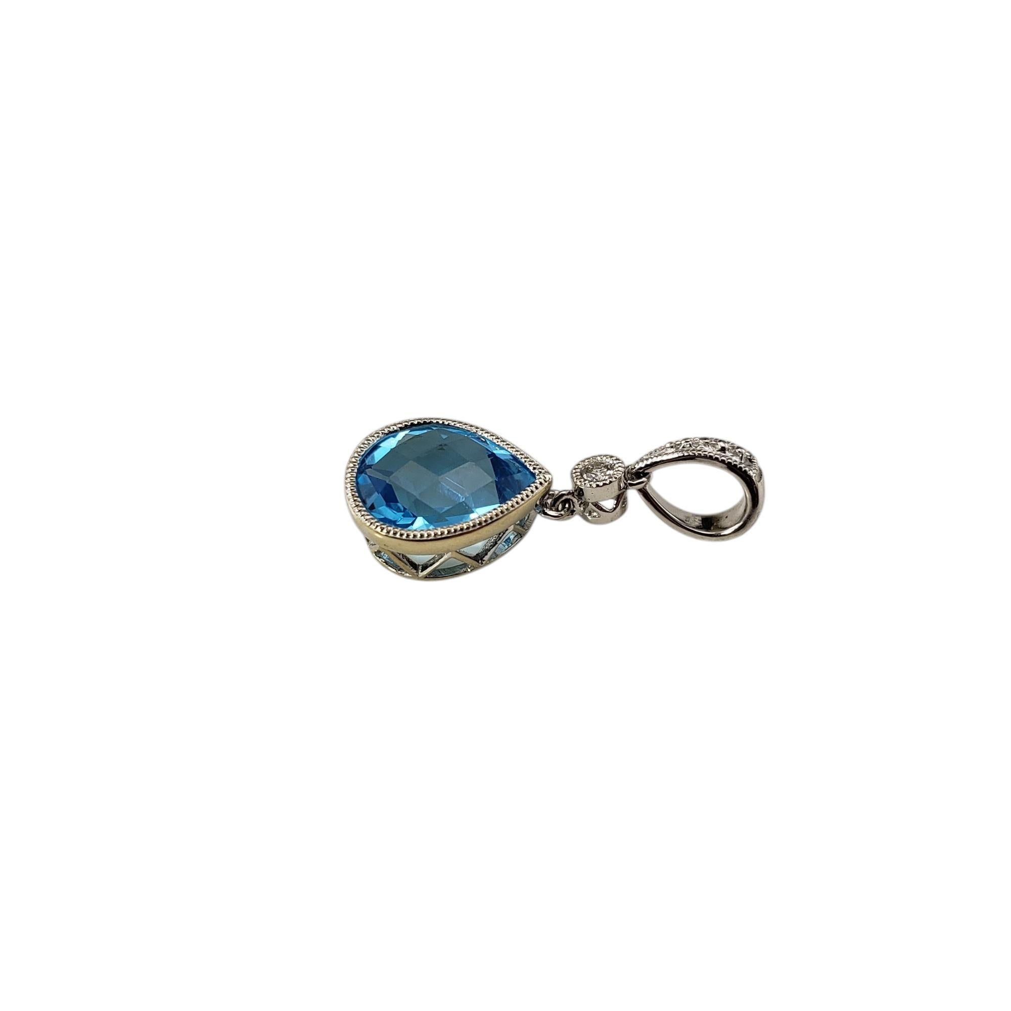 Ciondolo in oro bianco 14 carati con topazio blu e diamanti.

Questo elegante ciondolo in oro bianco 14K presenta uno splendido topazio blu a forma di pera (9 mm x 7 mm) splendidamente accentato da un singolo diamante rotondo taglio brillante, che