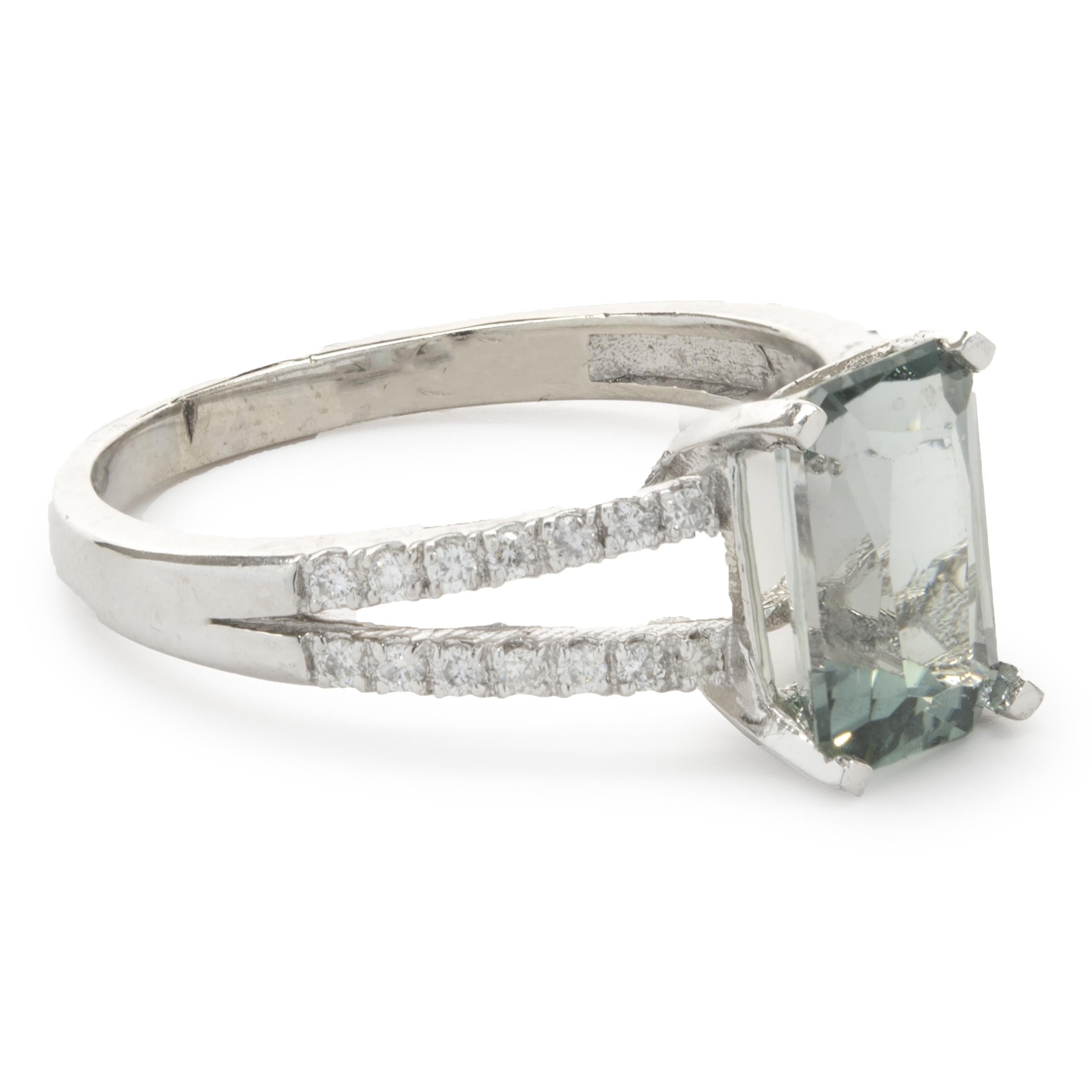 Taille émeraude Bague en or blanc 14 carats avec tourmaline bleue et diamants en vente