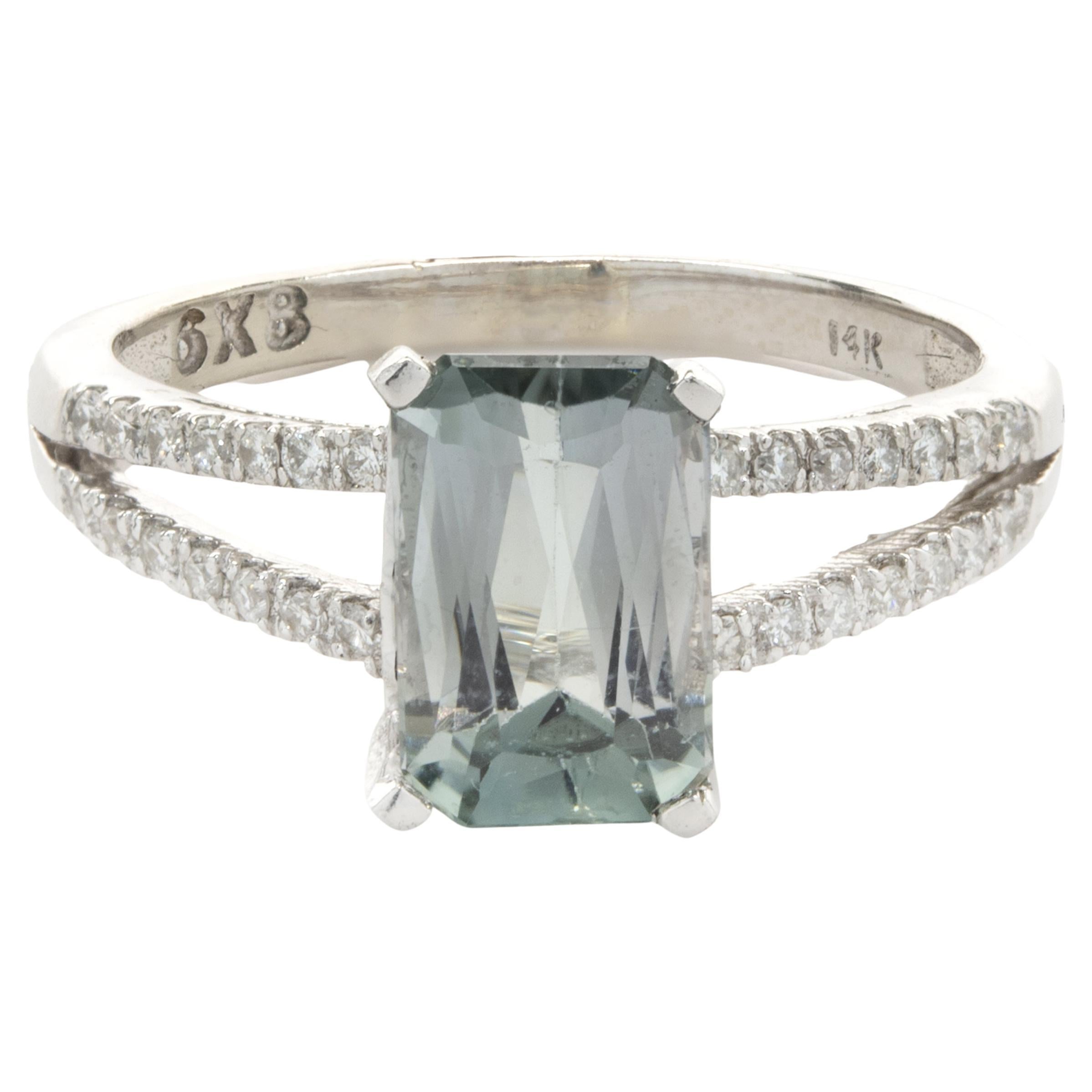Bague en or blanc 14 carats avec tourmaline bleue et diamants en vente