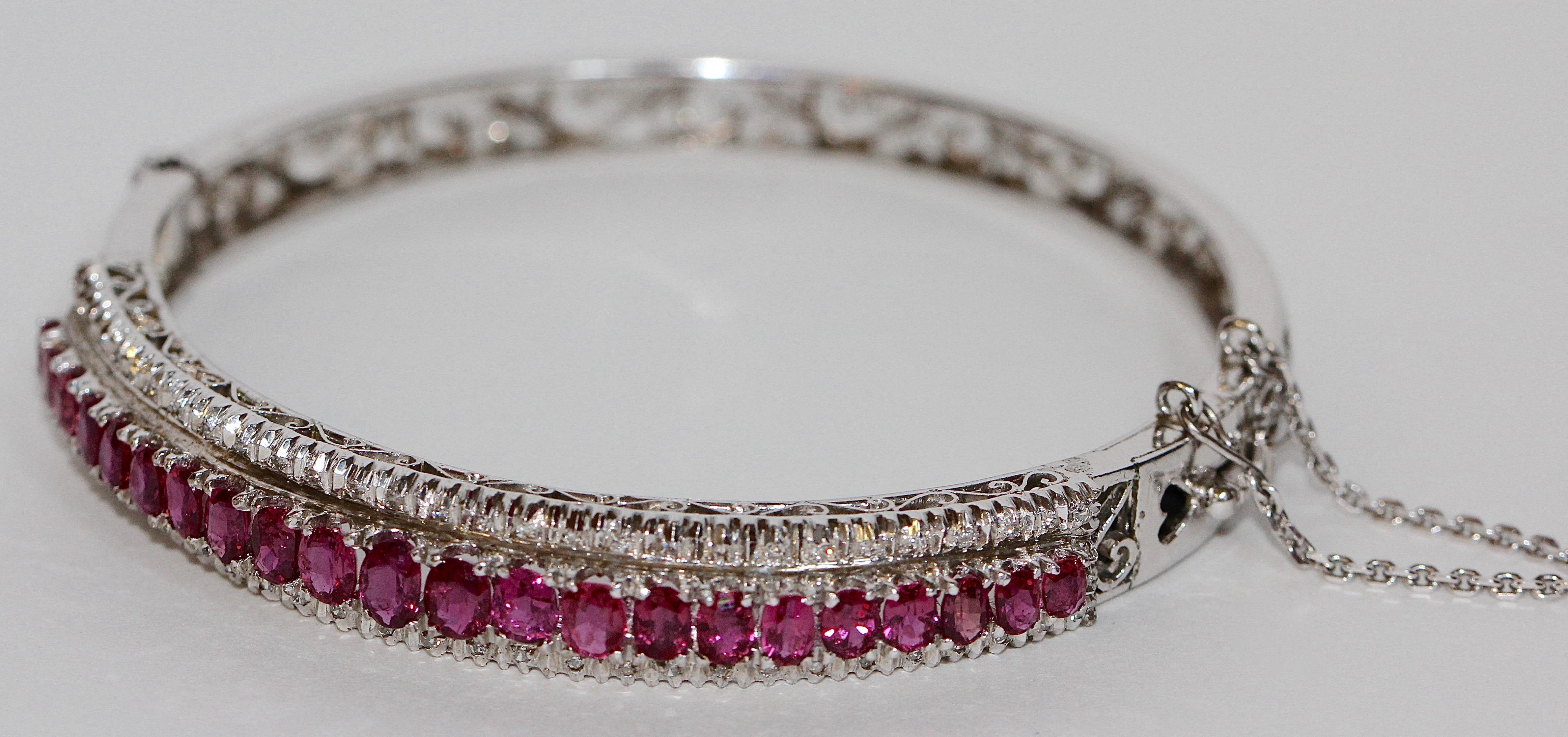 14 Karat White Gold Bracelet Bangle Set with Lots of Rubies and Tiny Diamonds In Good Condition For Sale In Berlin, DE