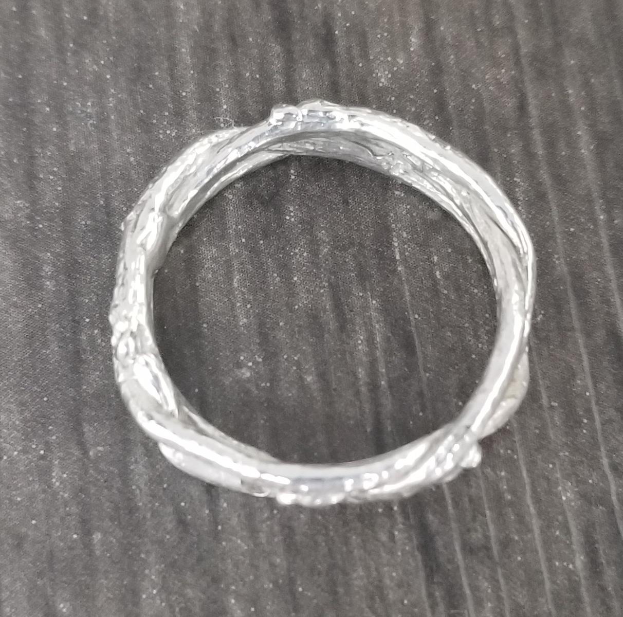 Anillo trenzado de oro blanco de 14 quilates con diamantes en rama Corte redondo en venta