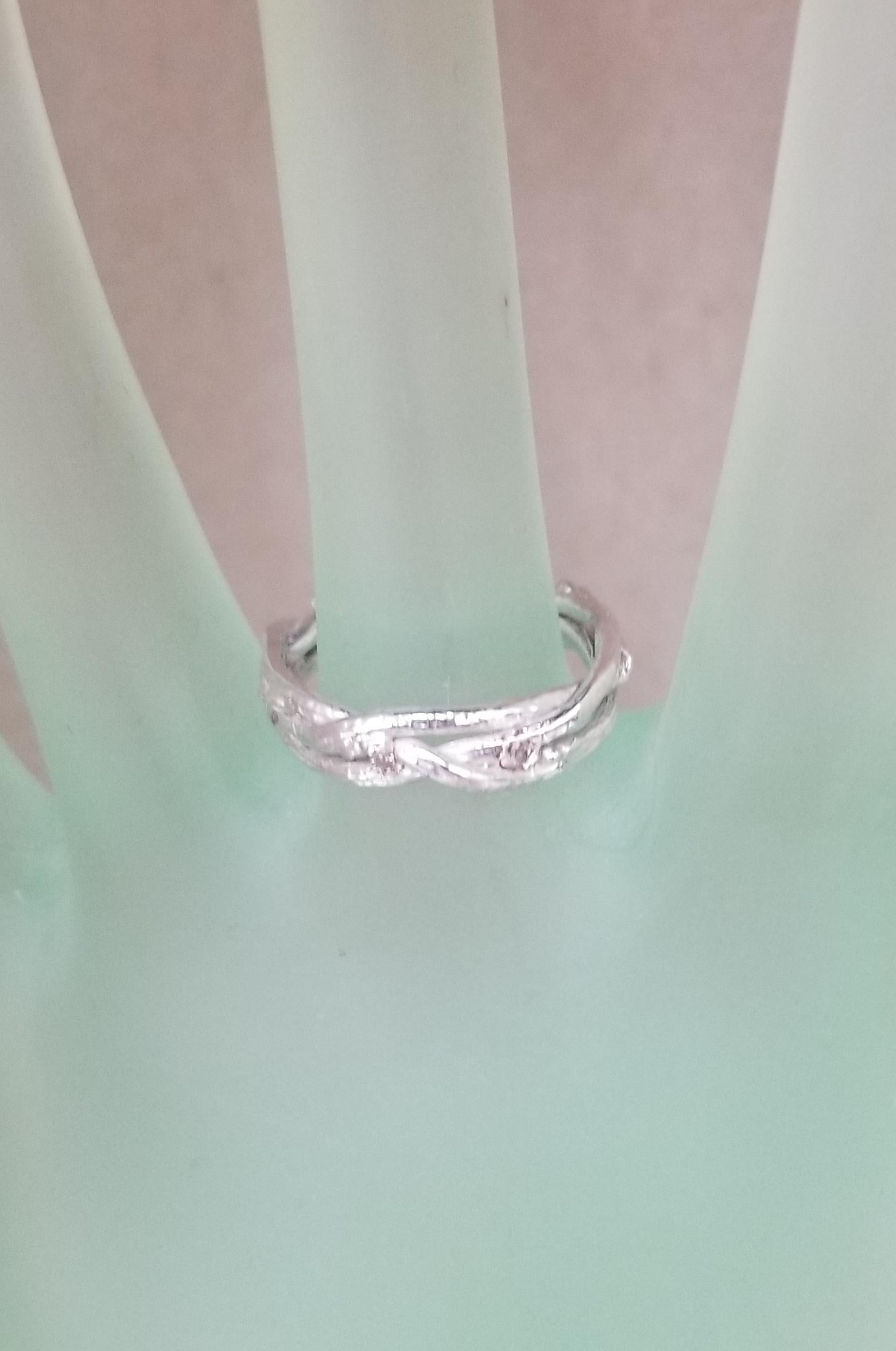 Anillo trenzado de oro blanco de 14 quilates con diamantes en rama en Nuevo estado para la venta en Los Angeles, CA