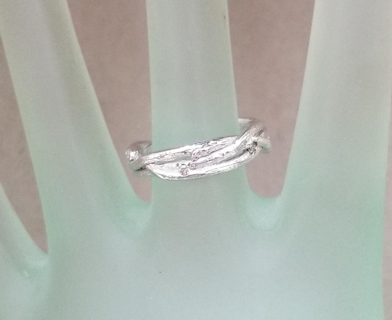 Anillo trenzado de oro blanco de 14 quilates con diamantes en rama en venta 1