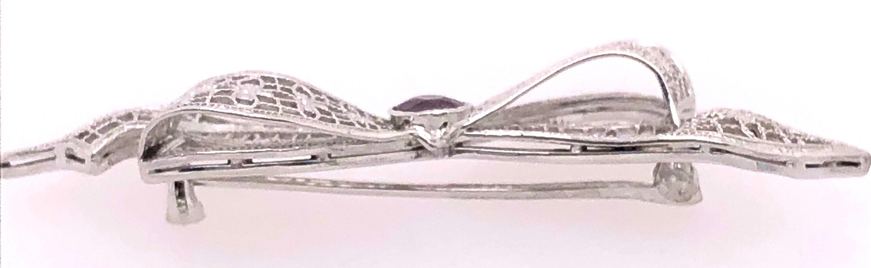 Broche en or blanc 14 carats avec nœud filigrane en forme de nœud papillon et épingle centrale en améthyste Unisexe en vente