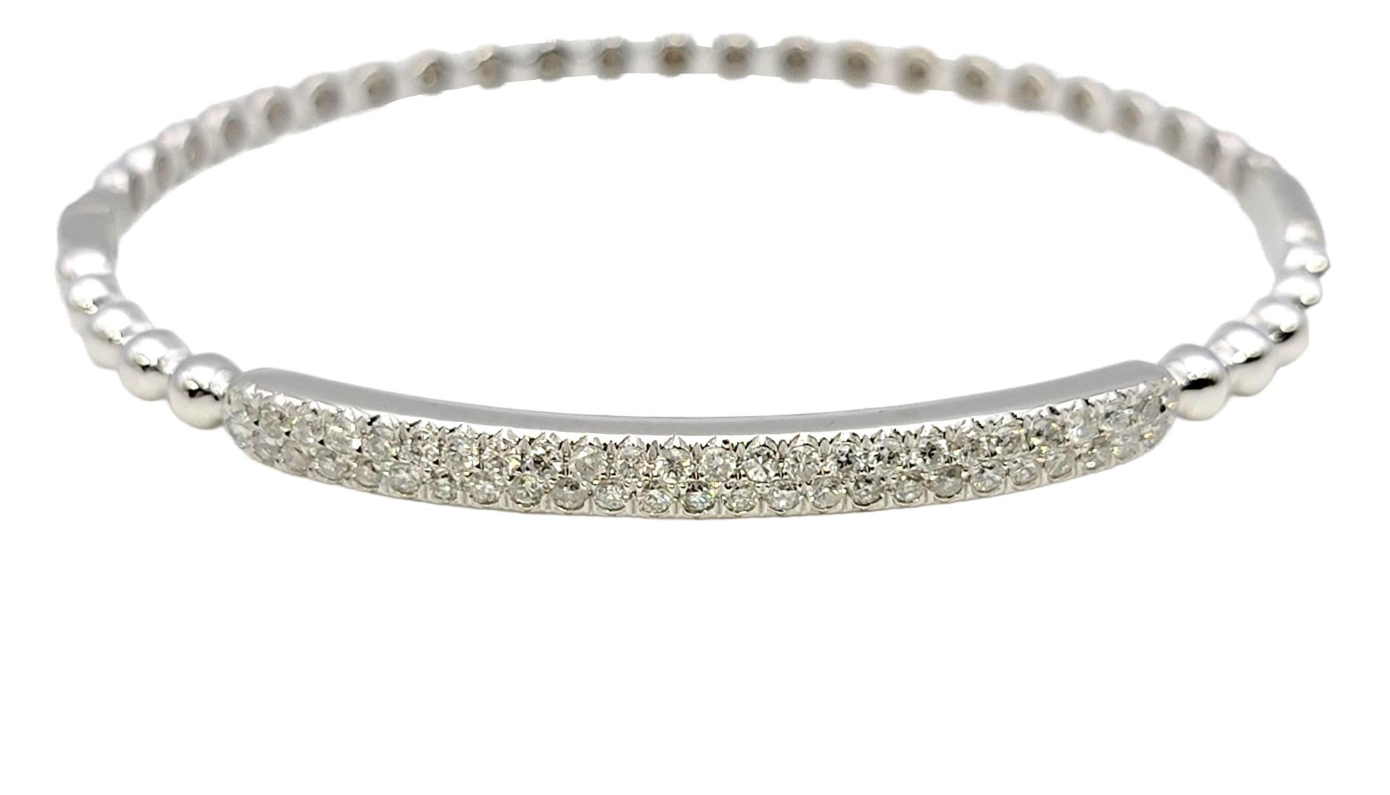 Pulsera brazalete contemporánea de oro blanco de 14 quilates con un diseño de burbuja estrecha. La parte superior de la elegante pulsera está adornada con dos elegantes hileras de brillantes diamantes en pavé. Apílala con otras pulseras para un look
