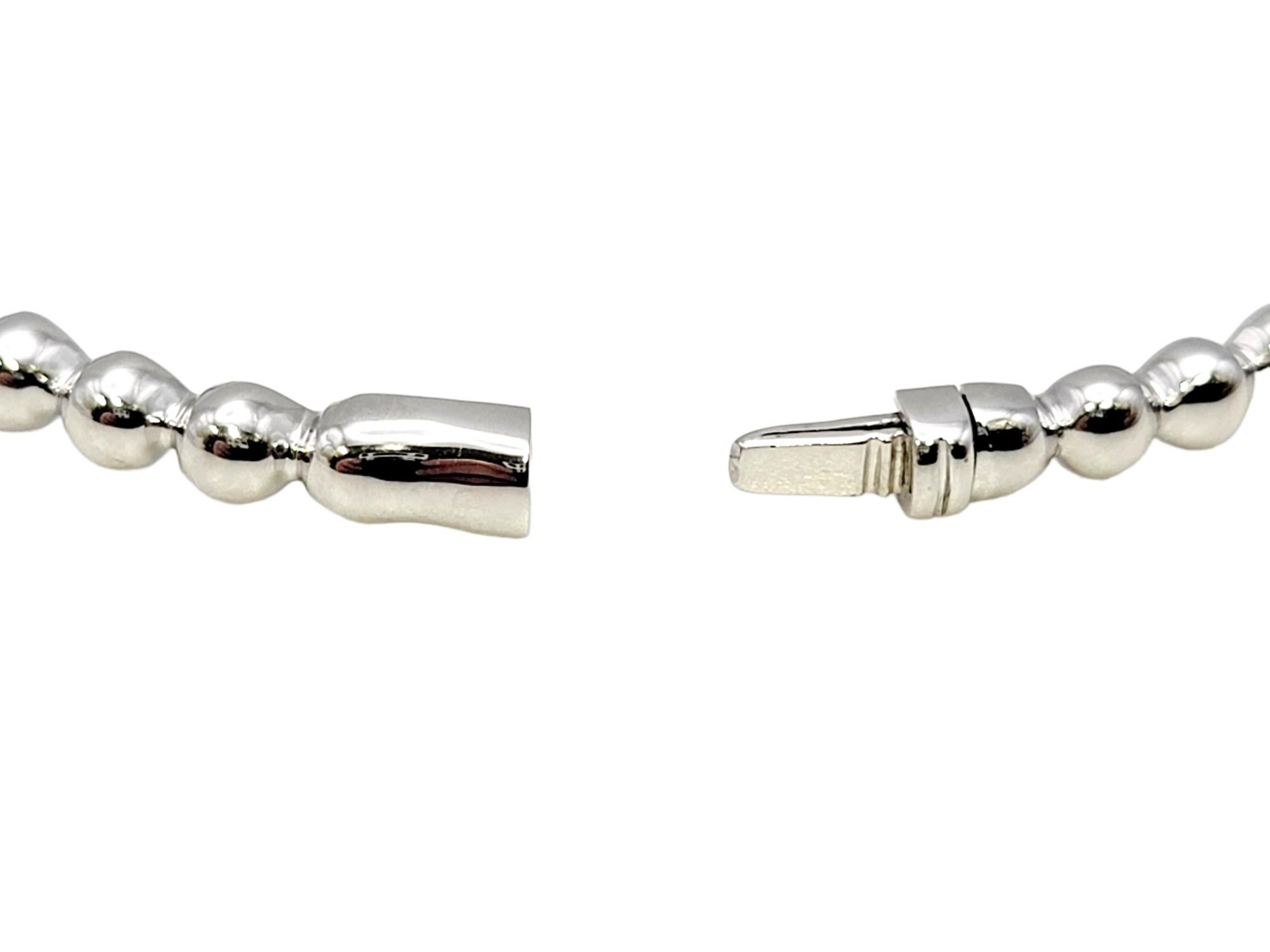 Pulsera brazalete apilable estrecha en oro blanco de 14 quilates con diamantes en venta 1