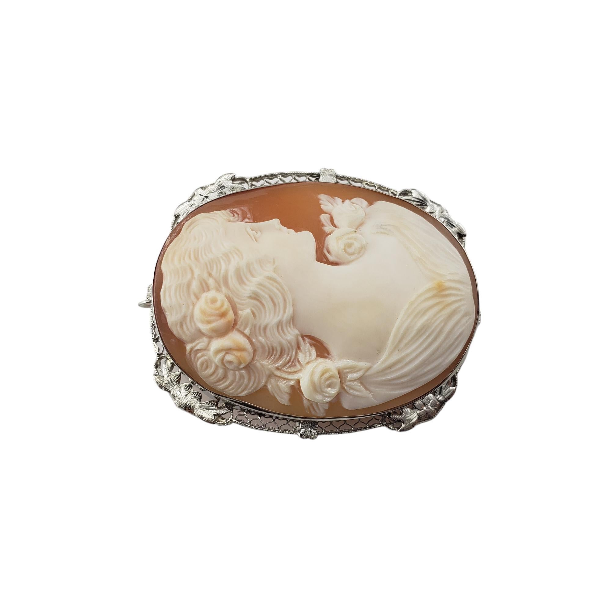 Vintage 14 Karat White Gold Cameo Brooch/Pendant-

This stunning cameo features a lovely lady in profile set in beautifully detailed 14K white gold filigree.  Can be worn as a brooch or a pendant.

Size:  48.4 mm x 39.2 mm

Stamped: 14K

Weight: