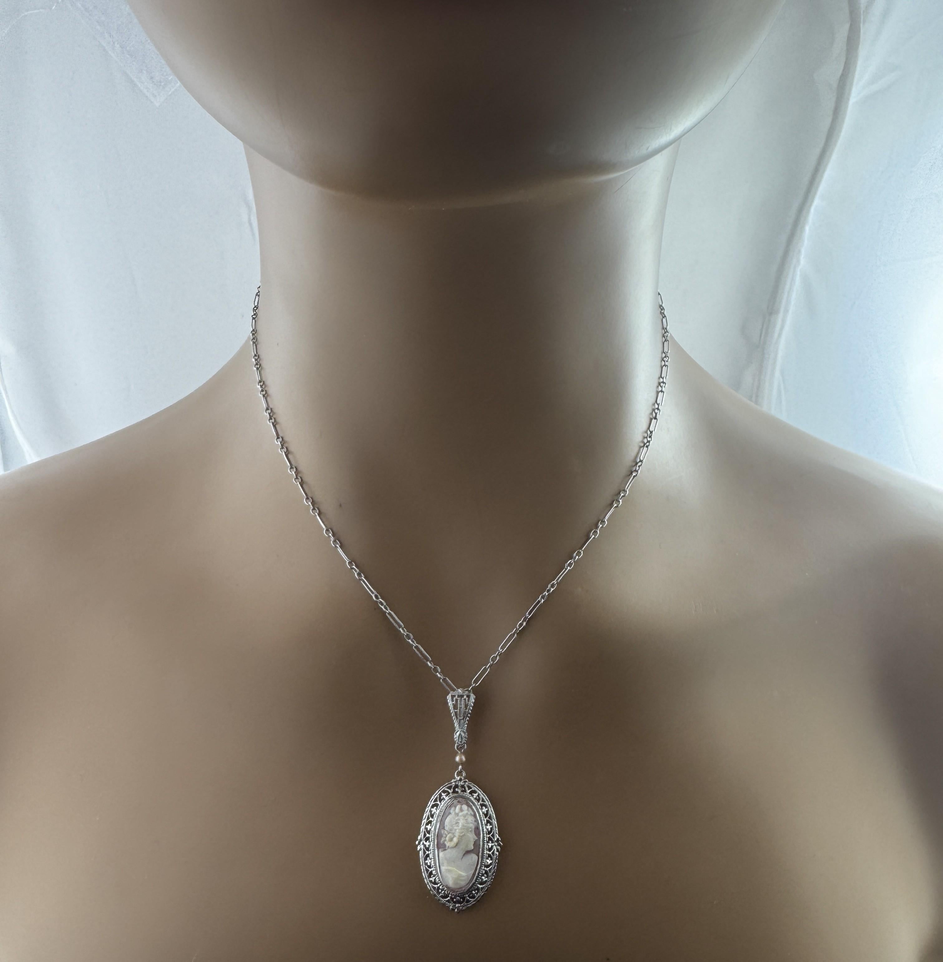 Collier pendentif camée en or blanc 14 carats #21245 en vente 6