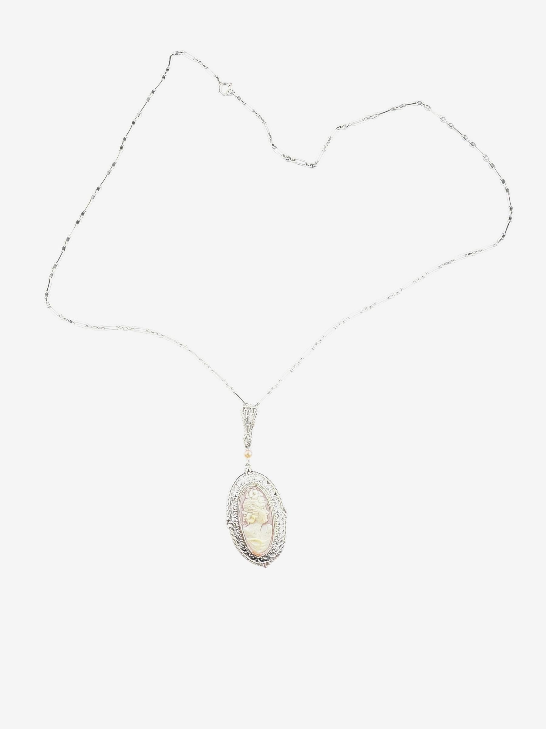 Collier pendentif camée en or blanc 14 carats #21245 Bon état - En vente à Washington Depot, CT