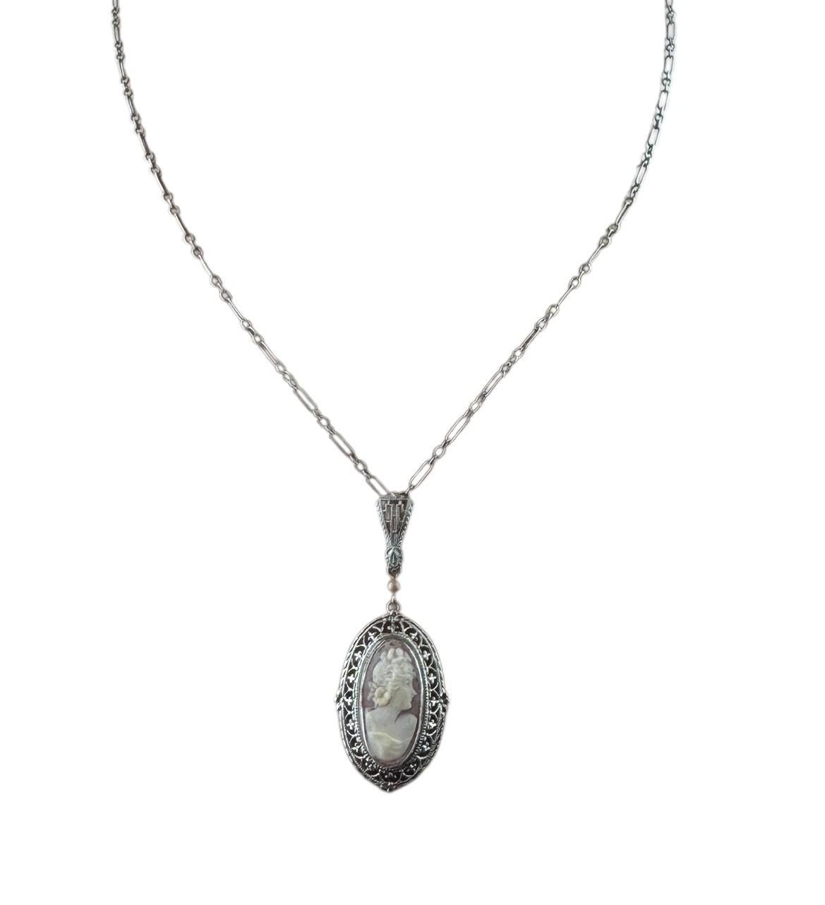 Collier pendentif camée en or blanc 14 carats #21245 Pour femmes en vente