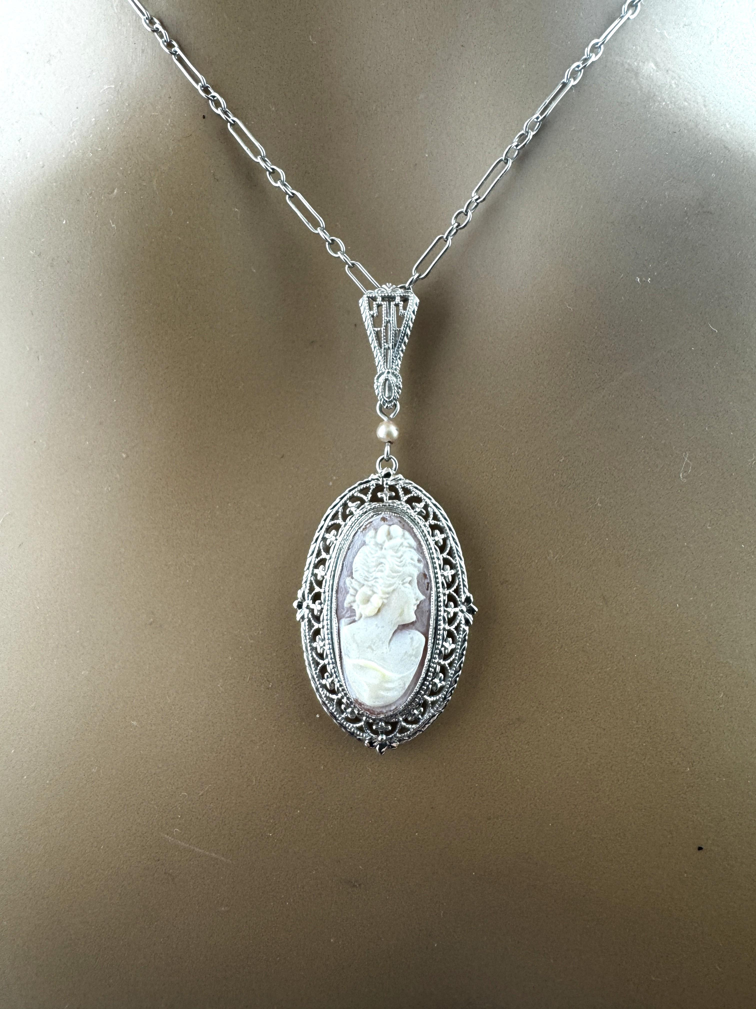 Collier pendentif camée en or blanc 14 carats #21245 en vente 5