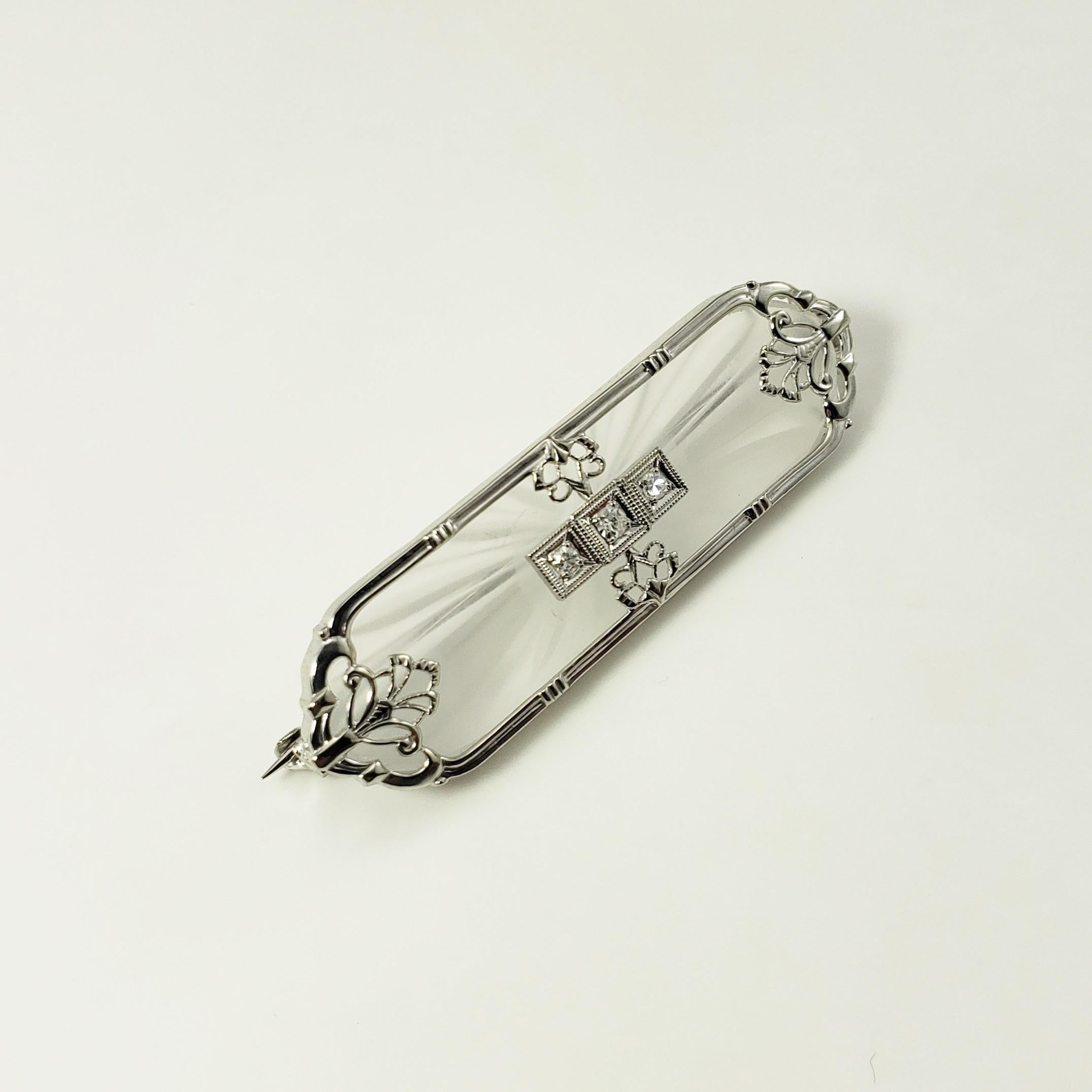 Taille simple Broche/pièce en or blanc 14 carats, verre Camphor et diamants en vente