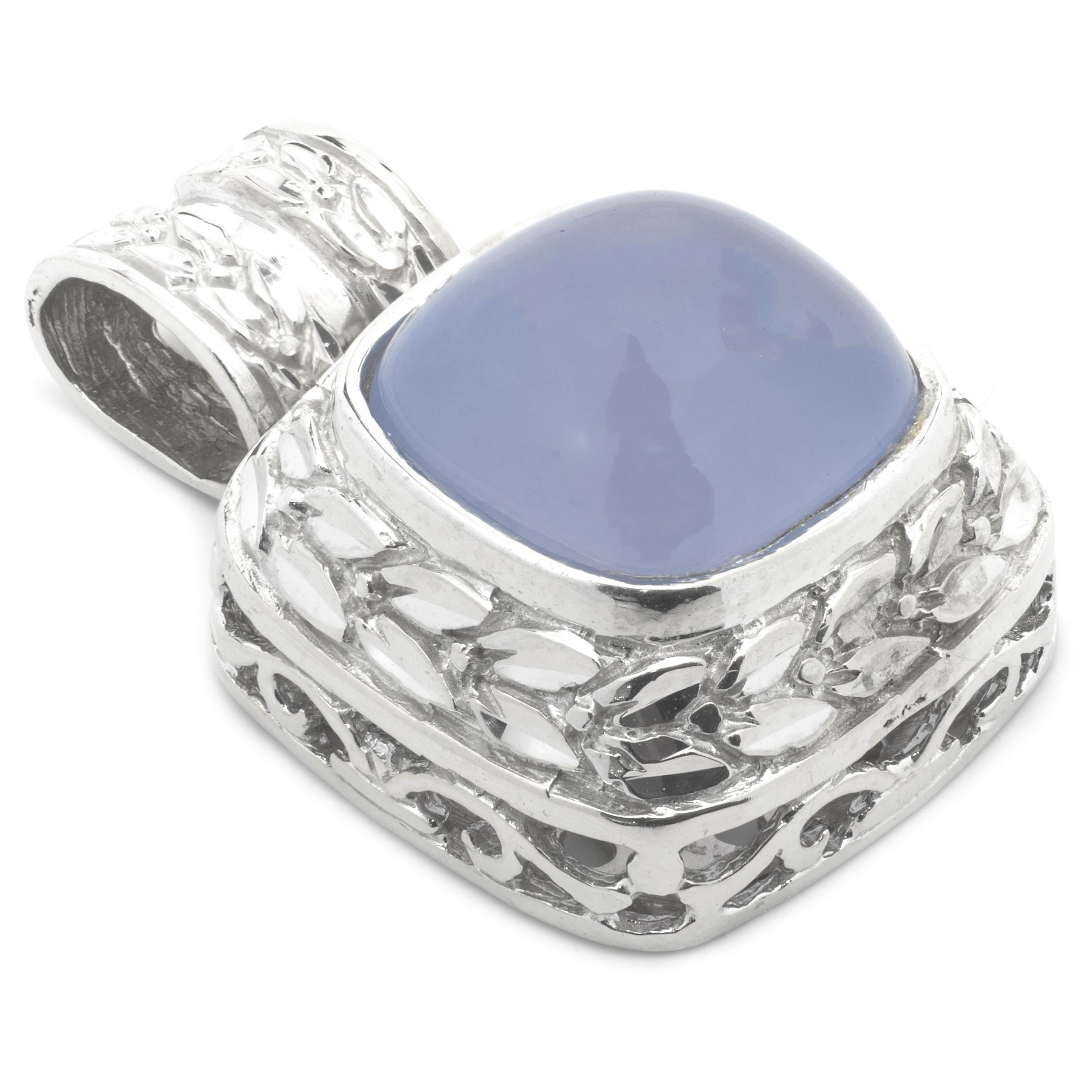 Designer: personalizzato
Materiale: oro bianco 14 carati
Dimensioni: il ciondolo misura 25,25 X 17,4 mm
Peso: 7,23 grammi

