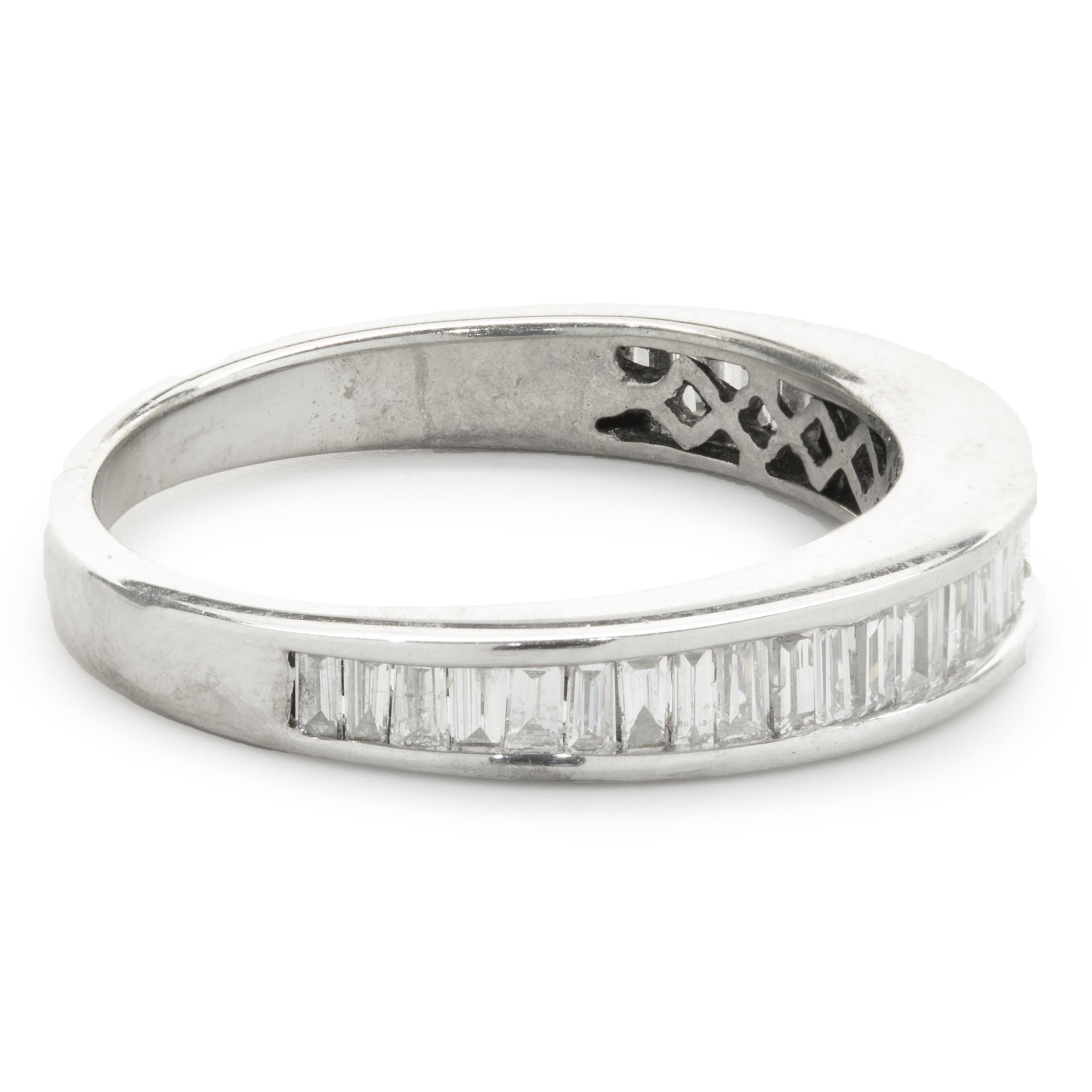 Designer: Benutzerdefiniert
Material: 14K Weißgold
Diamant: Baguetteschliff = 0,50cttw
Farbe: H
Klarheit: SI2
Größe: 6. 5 (kostenlose Größenanpassung möglich)
Gewicht: 3,08 Gramm