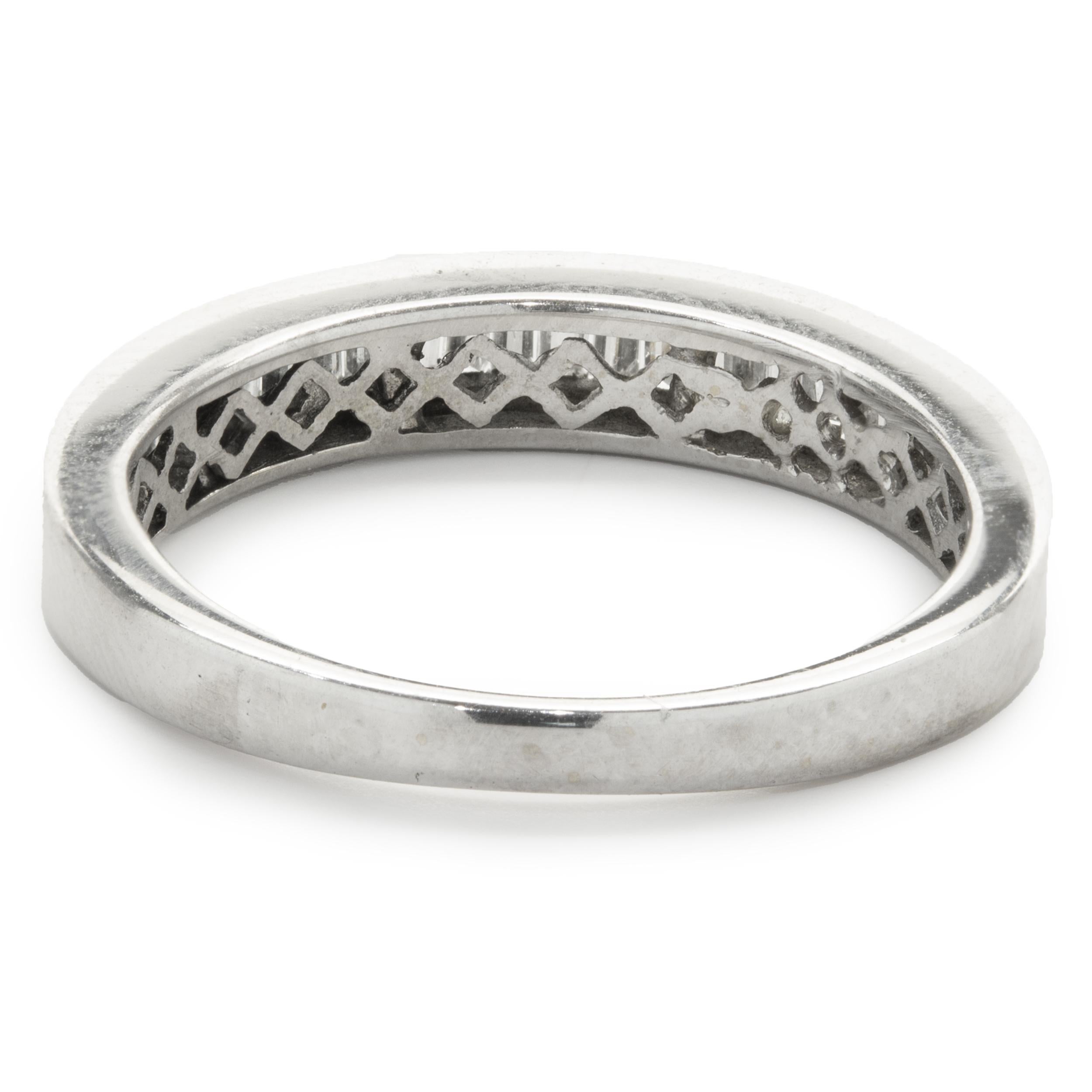 14 Karat Weißgold Diamantband mit Baguetteschliff und Kanalfassung im Zustand „Hervorragend“ in Scottsdale, AZ
