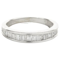 14 Karat Weißgold Diamantband mit Baguetteschliff und Kanalfassung