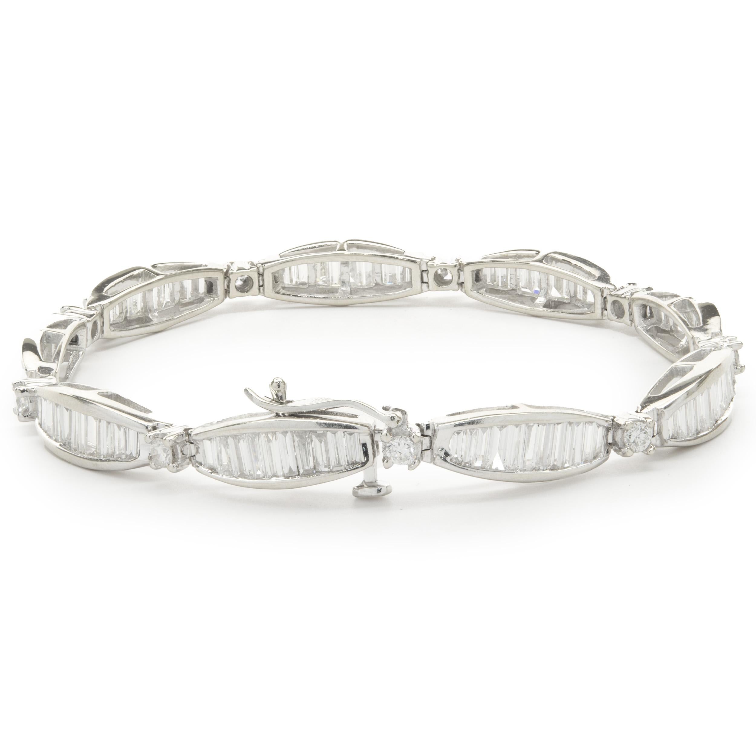 Designer : design personnalisé
Matériau : Or blanc 14K
Diamant : 99 taille baguette = 8,50cttw
Couleur : H / I
Clarté : SI1
Diamant : 9 diamants ronds de taille brillant = 0,50cttw
Couleur : H
Clarté : SI1
Dimensions : le bracelet mesure 7-inches de