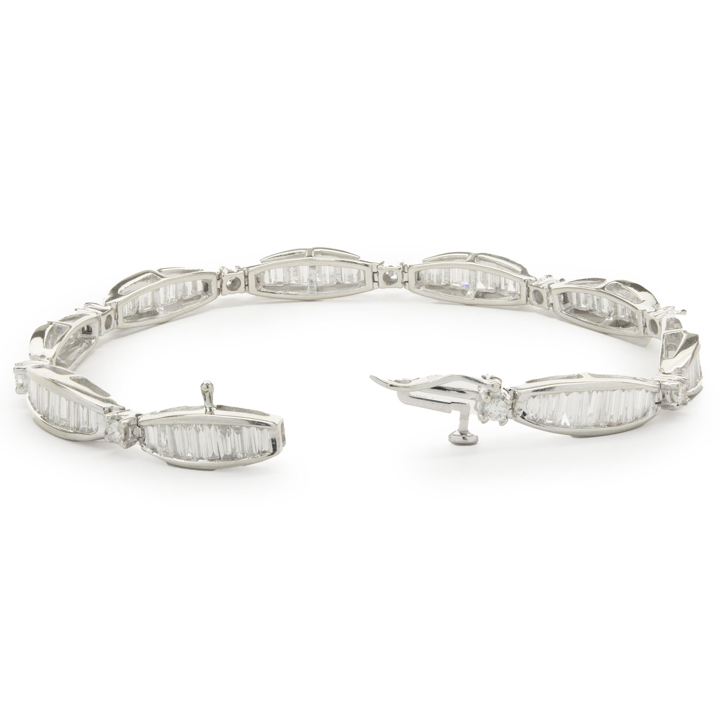 Taille baguette Bracelet à maillons en or blanc 14 carats avec diamants baguettes sertis en bande en vente