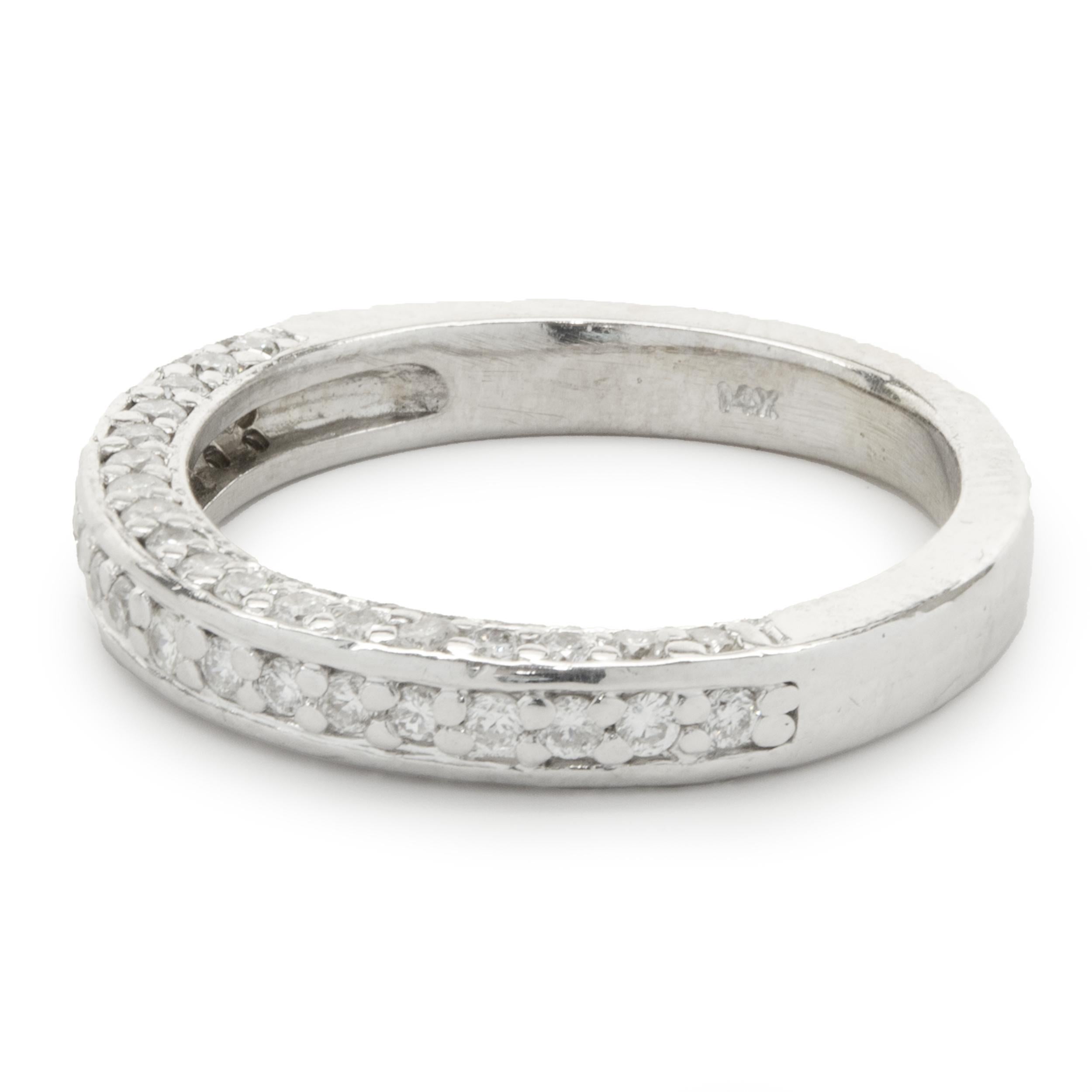 Designer: personalizzato
Materiale: oro bianco 14 carati
Diamanti: 54 diamanti rotondi taglio brillante = 0,54cttw
Colore: G
Chiarezza: SI1
Taglia: 5.5 (si prega di prevedere due giorni di spedizione in più per le richieste di taglia)  
Dimensioni: