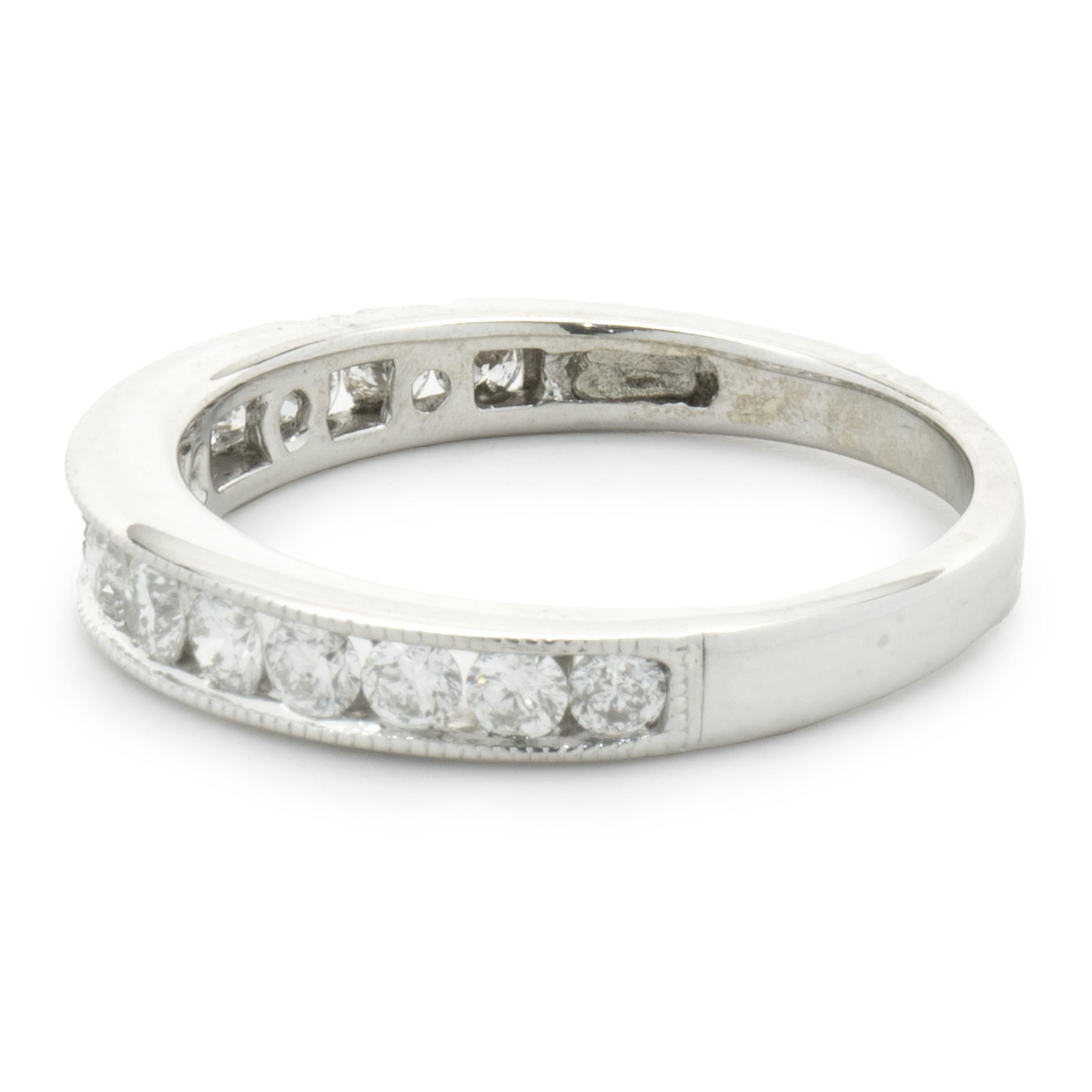 Designer: Personalizzato
Materiale: oro bianco 14 carati
Diamanti: 14 diamanti rotondi taglio brillante = 0,70cttw
Colore: H
Chiarezza: SI2
Taglia: 6.75 Taglie disponibili 
Dimensioni: l'anello misura 3.66 mm di larghezza
Peso: 2.80 grammi