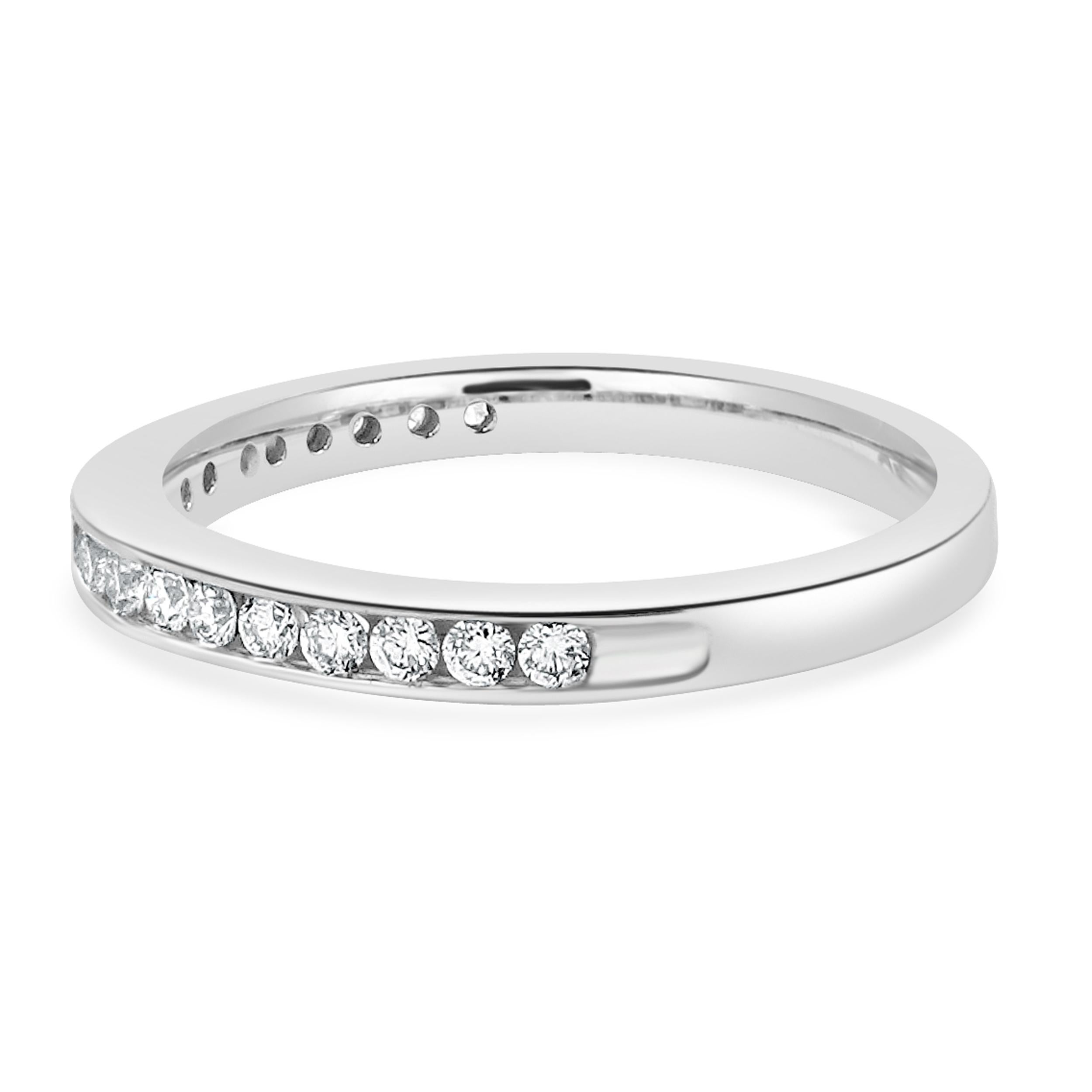 Designer: personalizzato
Materiale: oro bianco 14 carati
Diamante: 19 brillanti rotondi = 0,30cttw
Colore: H
Chiarezza: SI1
Misura dell'anello: 5 (si prega di prevedere due giorni di spedizione in più per le richieste di misura)
Peso: 2.10 grammi
 