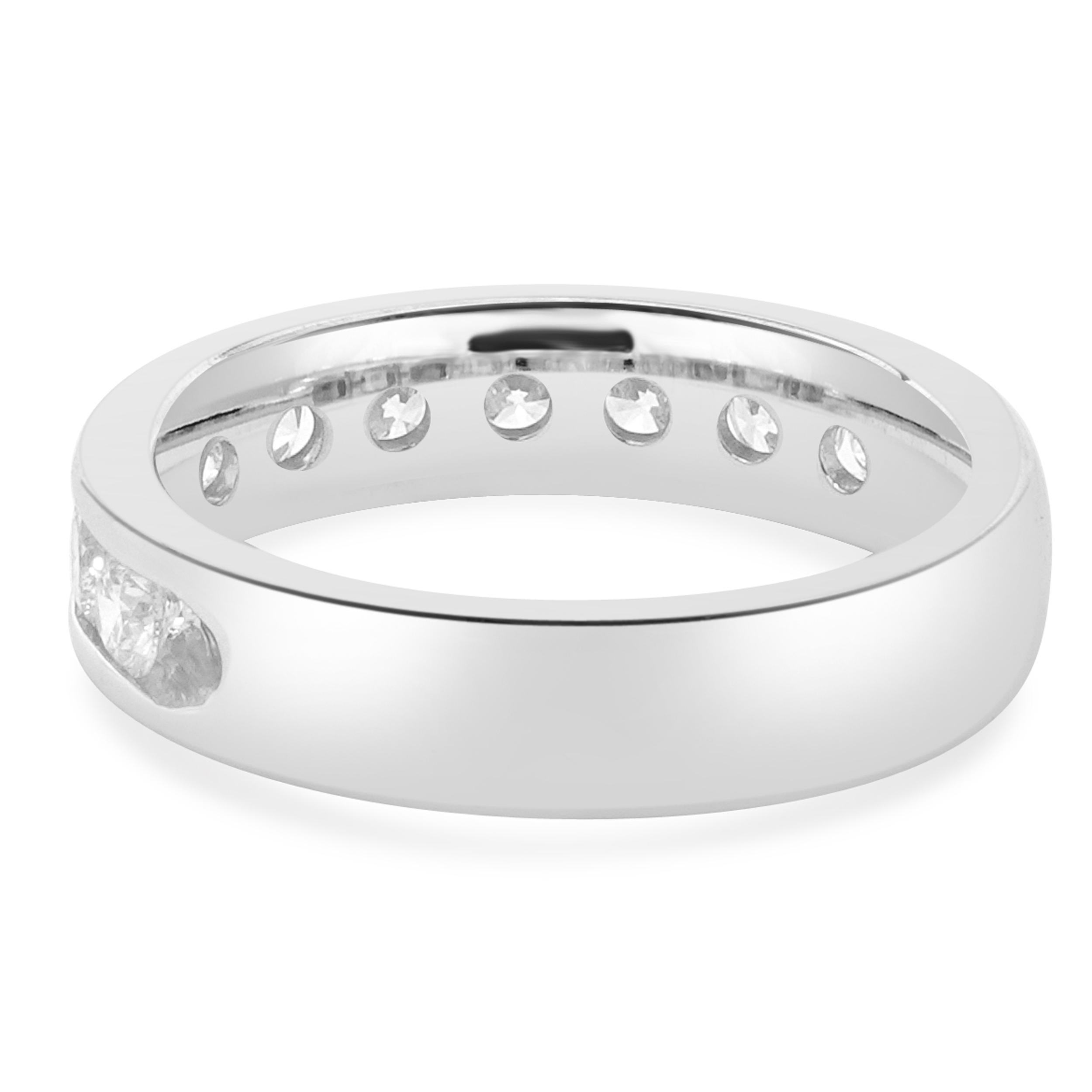 Taille ronde Bracelet en or blanc 14 carats serti de diamants en bande en vente