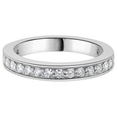 Anillo de oro blanco de 14 quilates con diamantes engastados en canal
