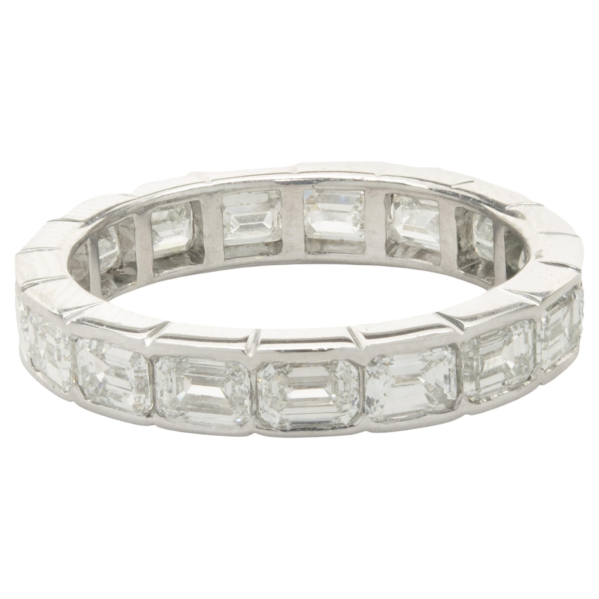 14 Karat Weißgold Eternity-Ring mit Ost-West-Diamant im Baguetteschliff