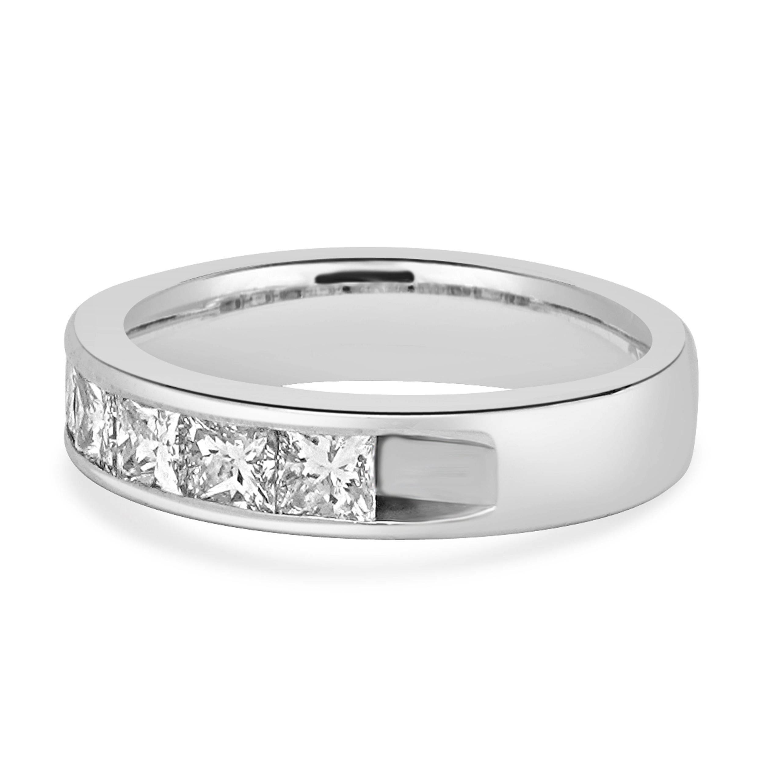 Concepteur : personnalisé
Matériau : Or blanc 14K
Diamant : taille princesse = 1,25cttw
Couleur : H
Clarté : SI1-2
Taille de la bague : 7 (veuillez prévoir deux jours de livraison supplémentaires pour les demandes de taille)
Poids : 6.82 grammes
