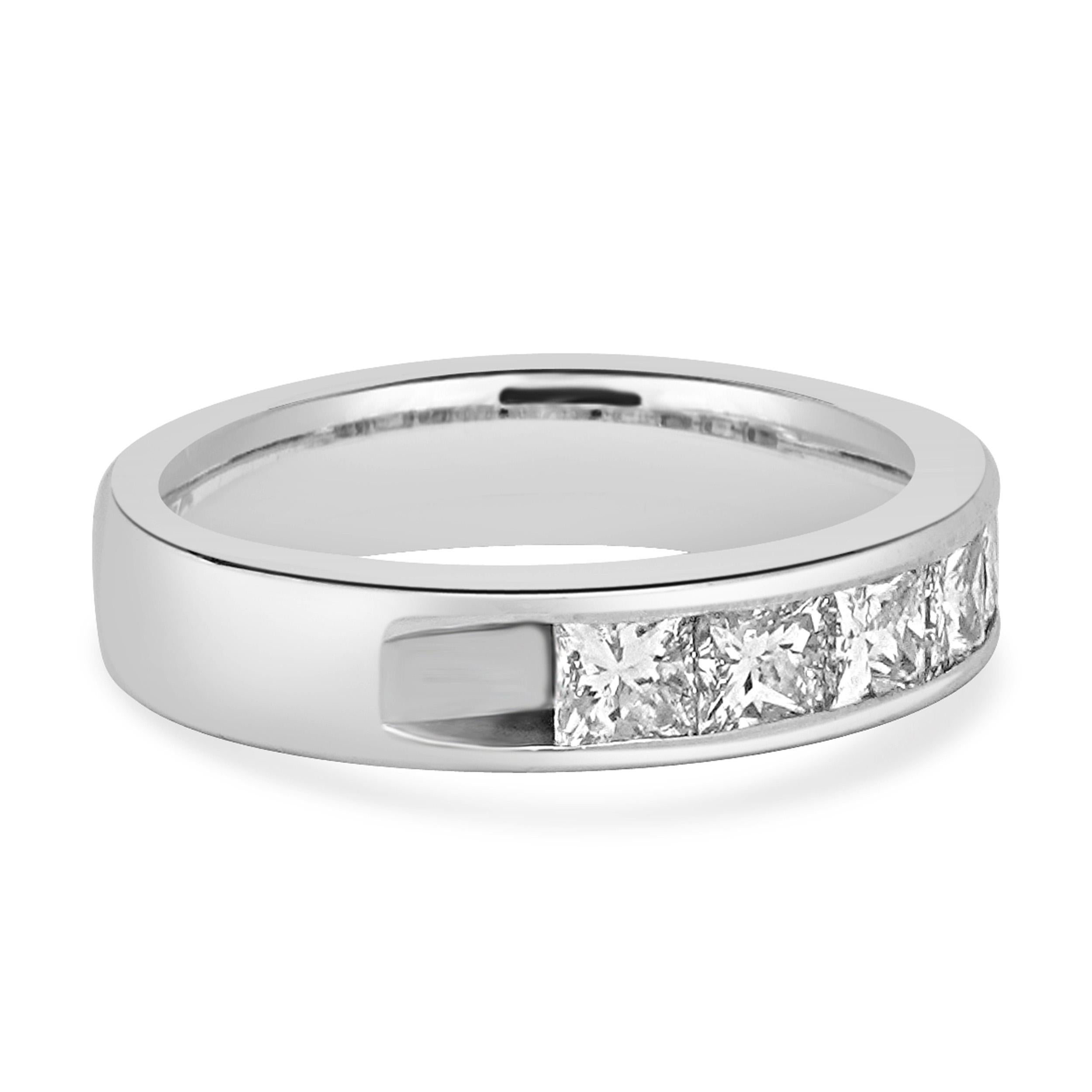 Taille princesse Bandeau en or blanc 14 carats avec diamant taille princesse en Channel Channel Set en vente