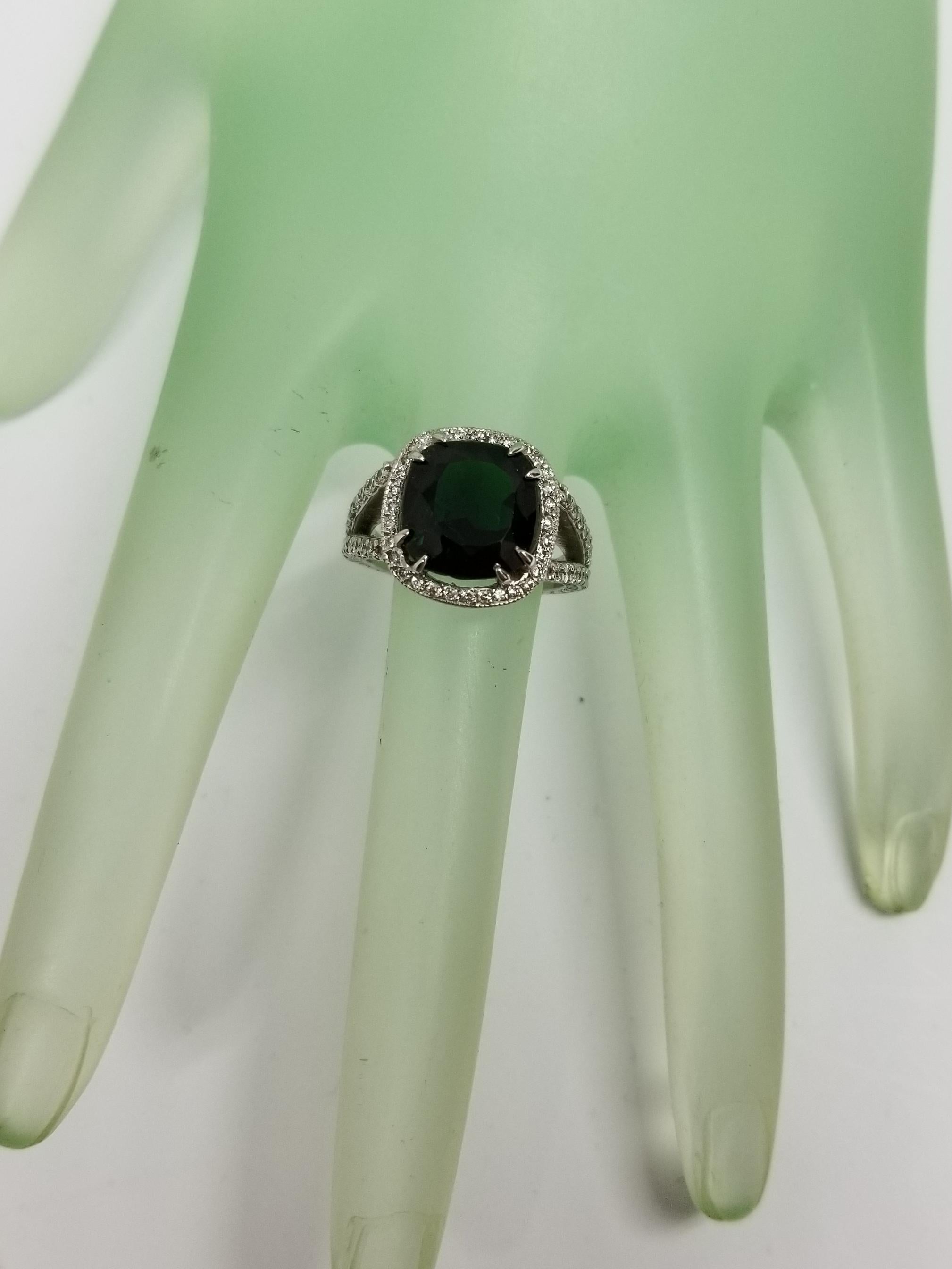14 Karat White Gold Chrome Diopside and Diamond Ring In New Condition For Sale In Los Angeles, CA