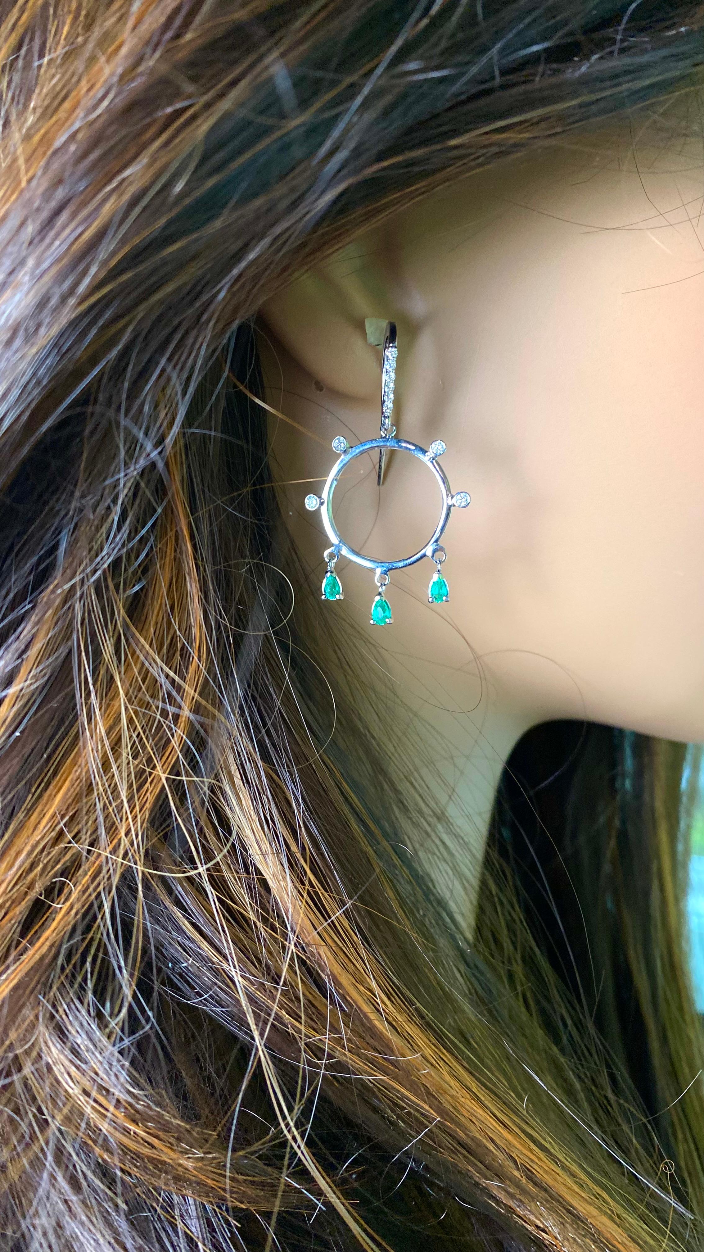 14 Karat White Gold Circle Hoop 1.65 Inch Earrings with Emeralds and Diamonds In New Condition For Sale In New York, NY
