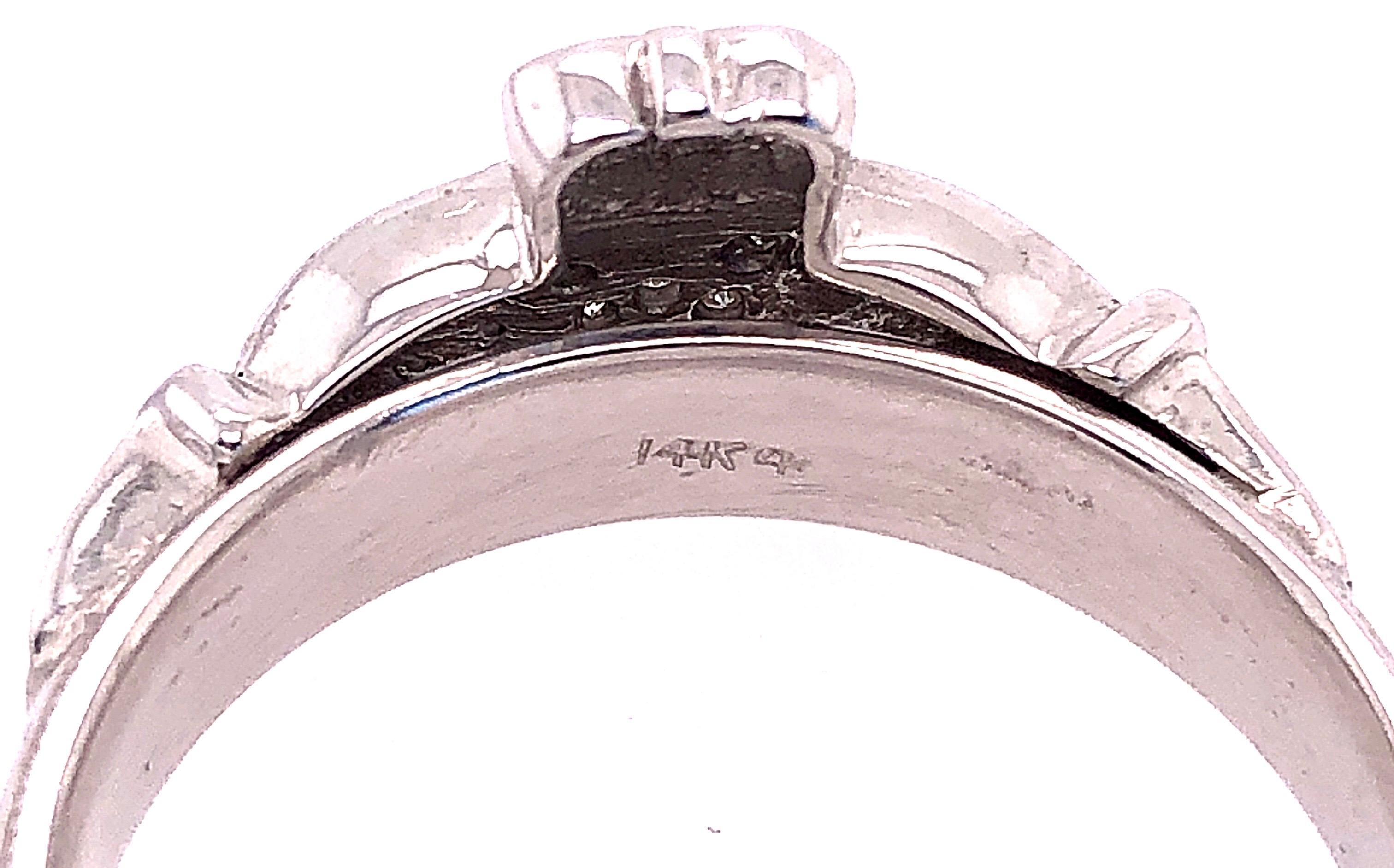 14 Karat White Gold Claddagh Diamond Ring In Good Condition For Sale In Manhasset, NY