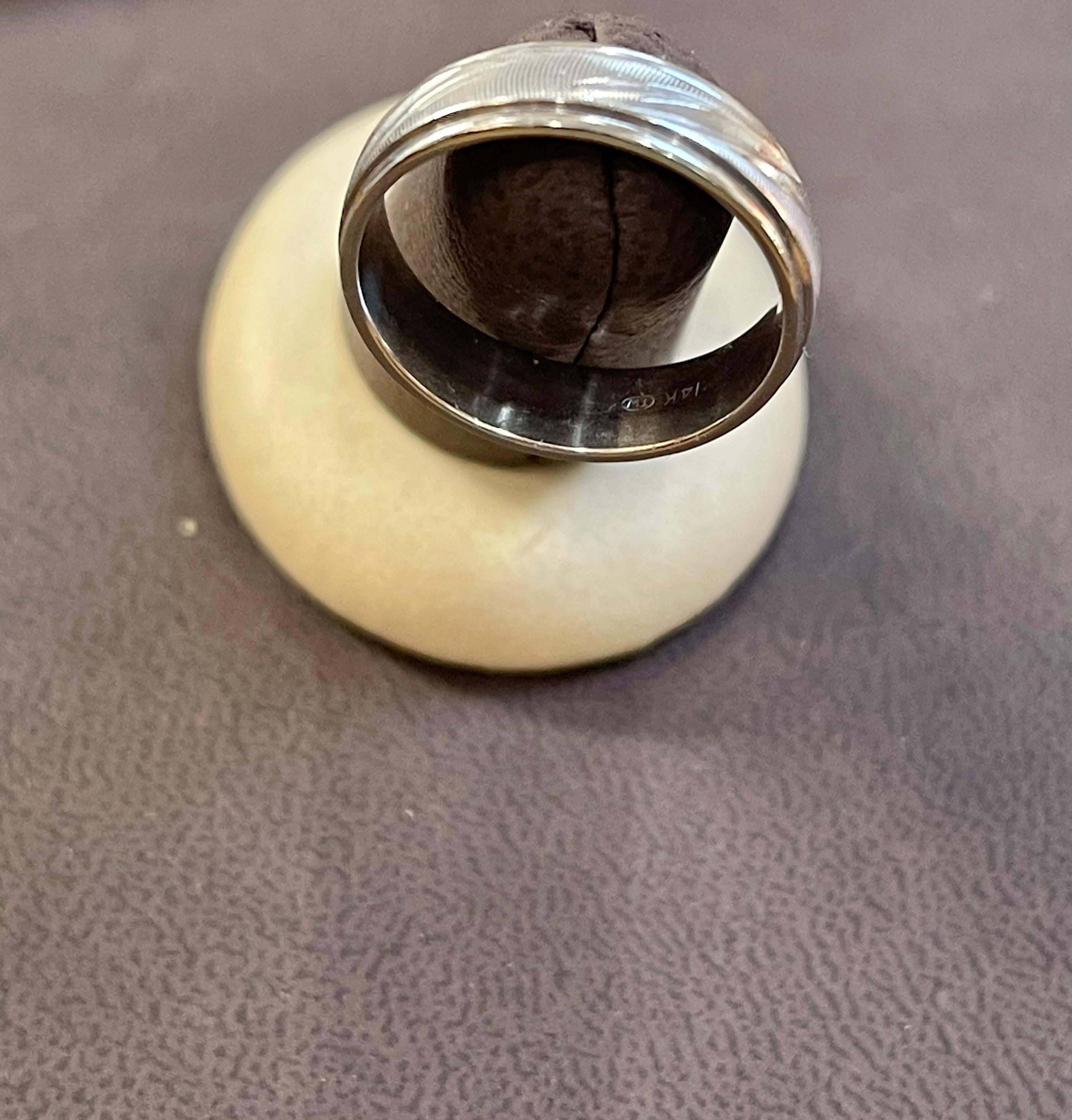 14 Karat White Gold Classic Wide Wedding Band With Design Ring, Unisex Size 10 In Excellent Condition For Sale In New York, NY