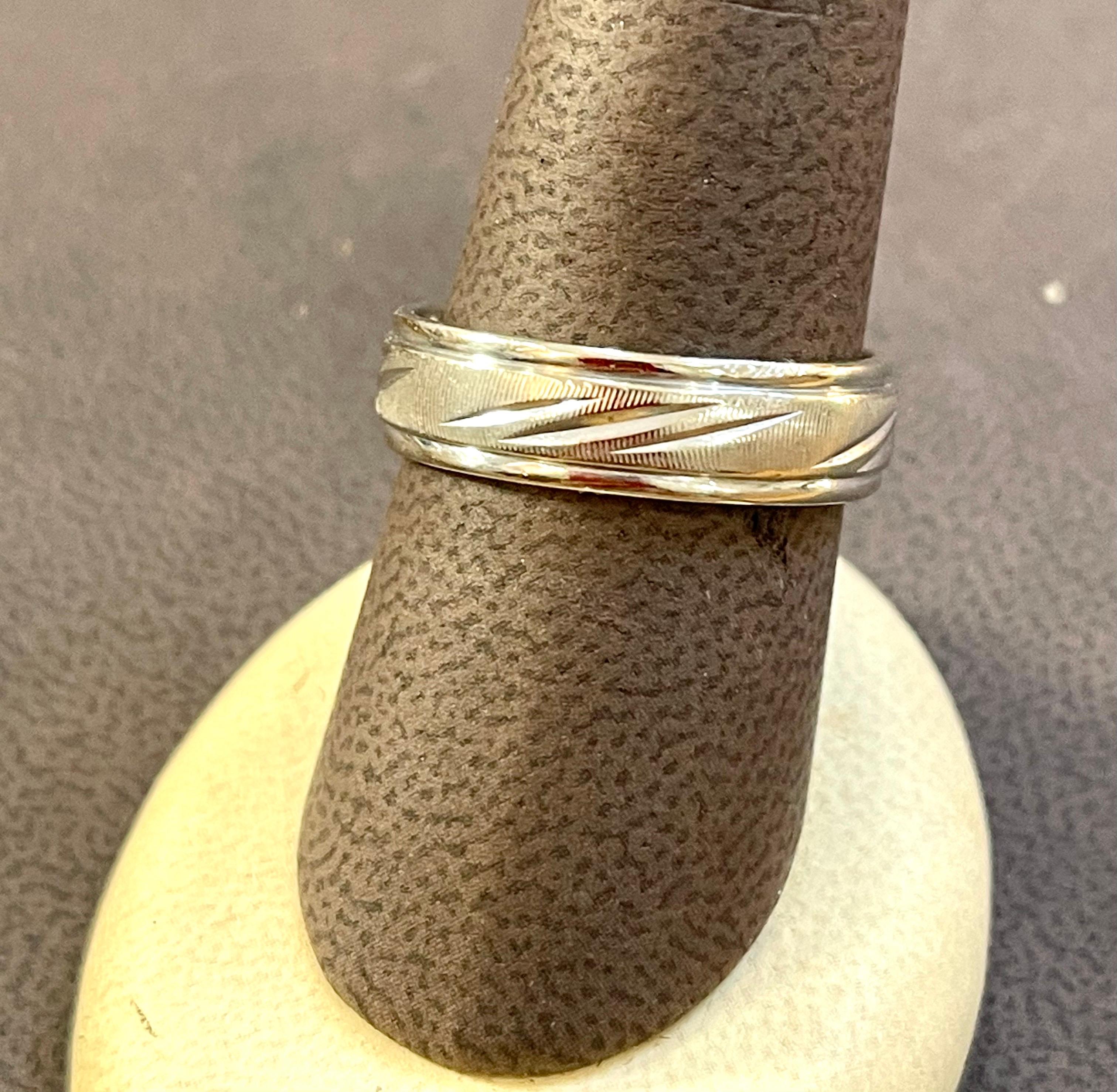 14 Karat White Gold Classic Wide Wedding Band With Design Ring, Unisex Size 10 For Sale 2