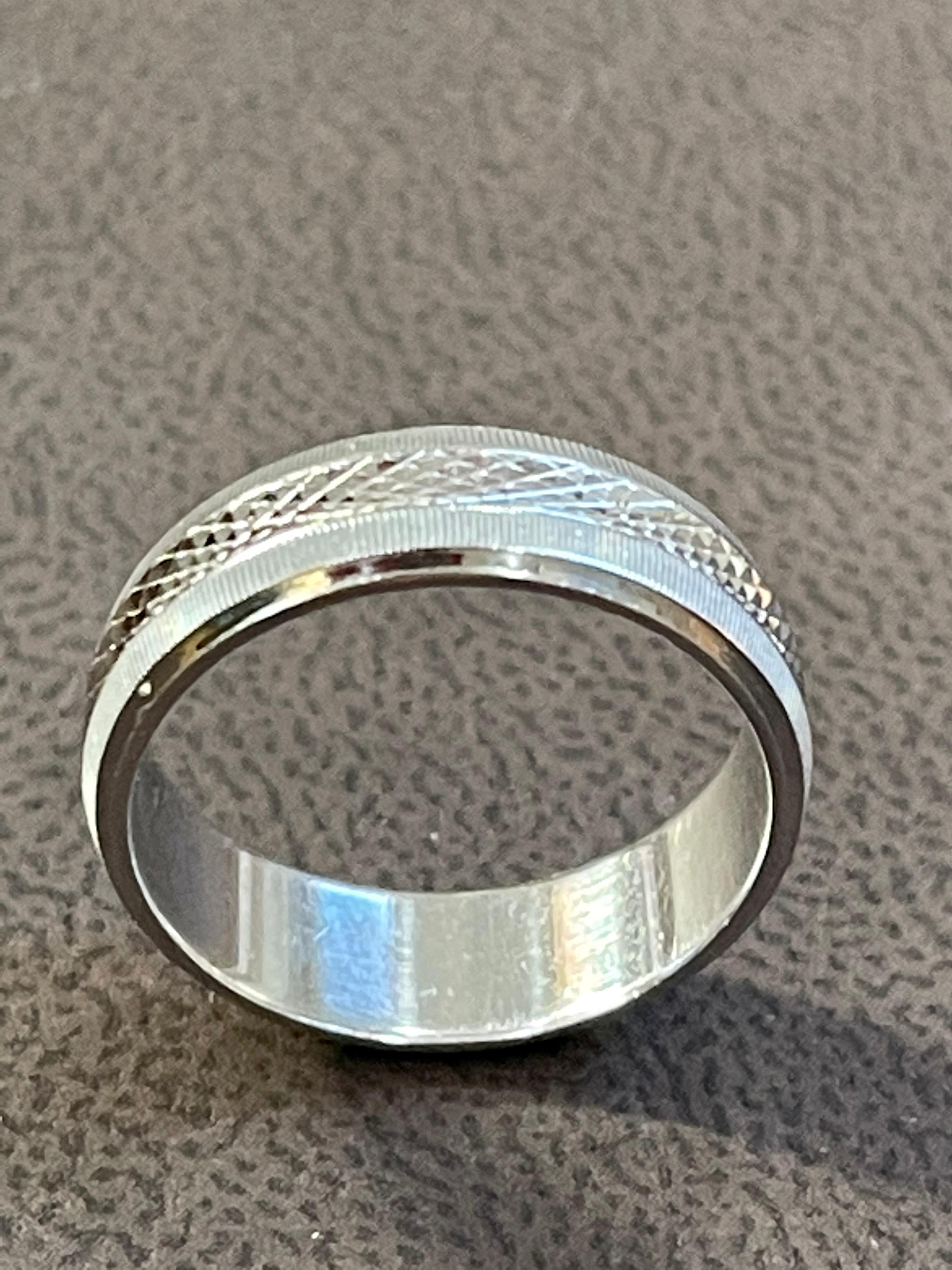 
14 Karat White Gold Classic Wide Wedding Band Ring, Unisex Size 6 & 1/2
This timeless style adds a Light classic Design at the middle of the band , all over  band
Quality craftsmanship makes this long lasting band a great value. rounded inside edge