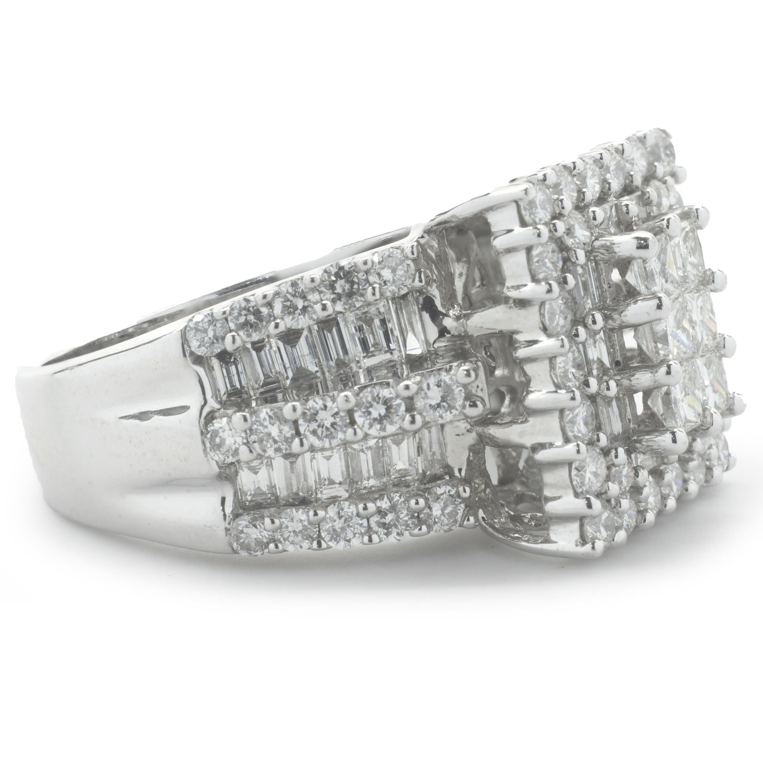 Designer: individuell
Material: 14K Weißgold
Diamanten: 6 im Prinzessschliff, 33 im Baguetteschliff und 56 im runden Brillantschliff = 2,50cttw
Farbe: G
Klarheit: SI1
Ringgröße: 8.5 (bitte erlauben Sie bis zu 2 zusätzliche Arbeitstage für