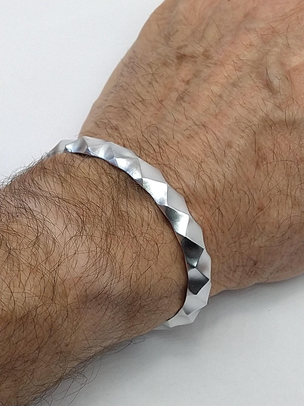 14 Karat White Gold Concave Rhombus Unisex Cuff Bracelet In New Condition For Sale In New York, NY
