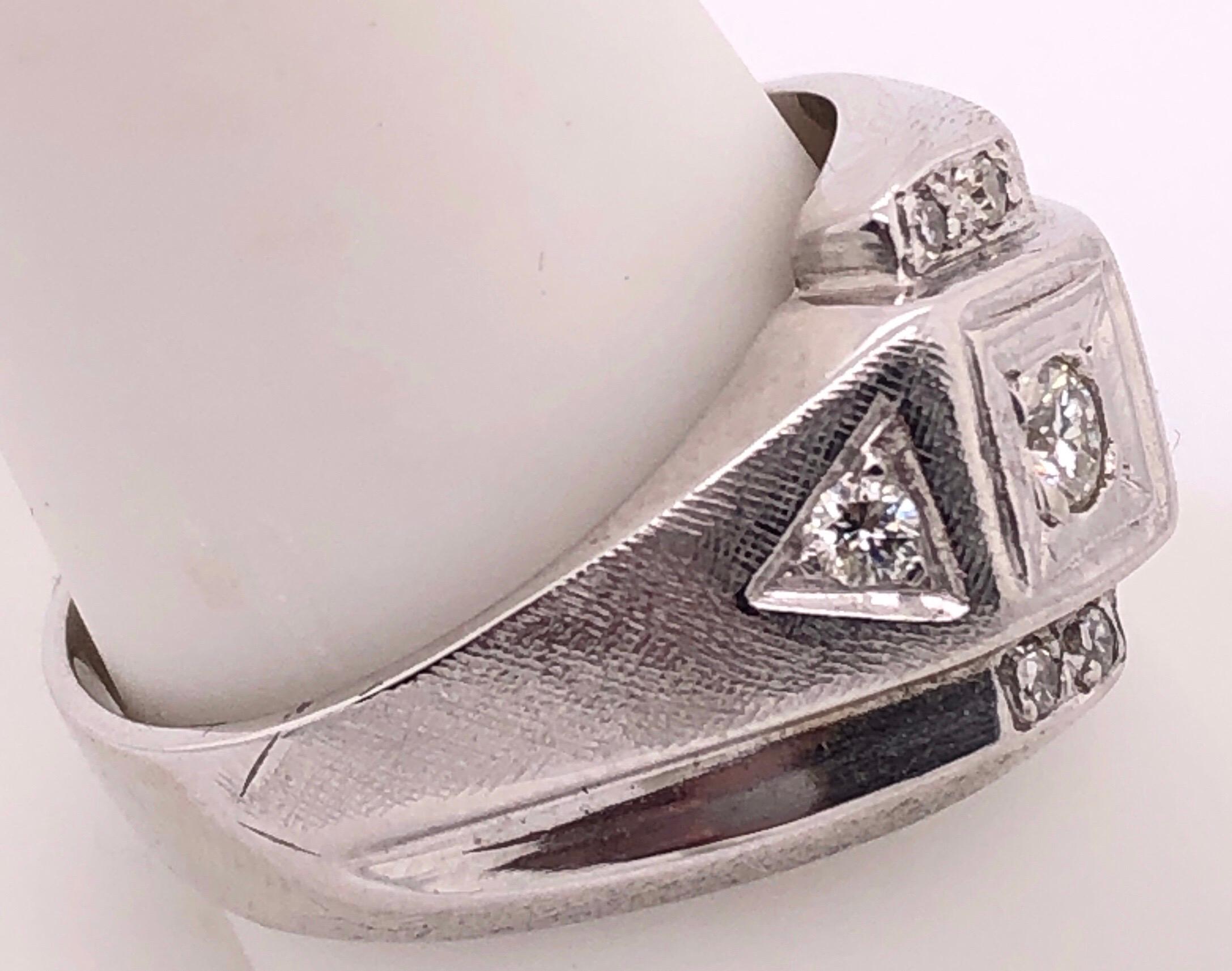 14 Karat White Gold Contemporary Diamond Solitaire with Diamond Accents Ring In Good Condition For Sale In Stamford, CT