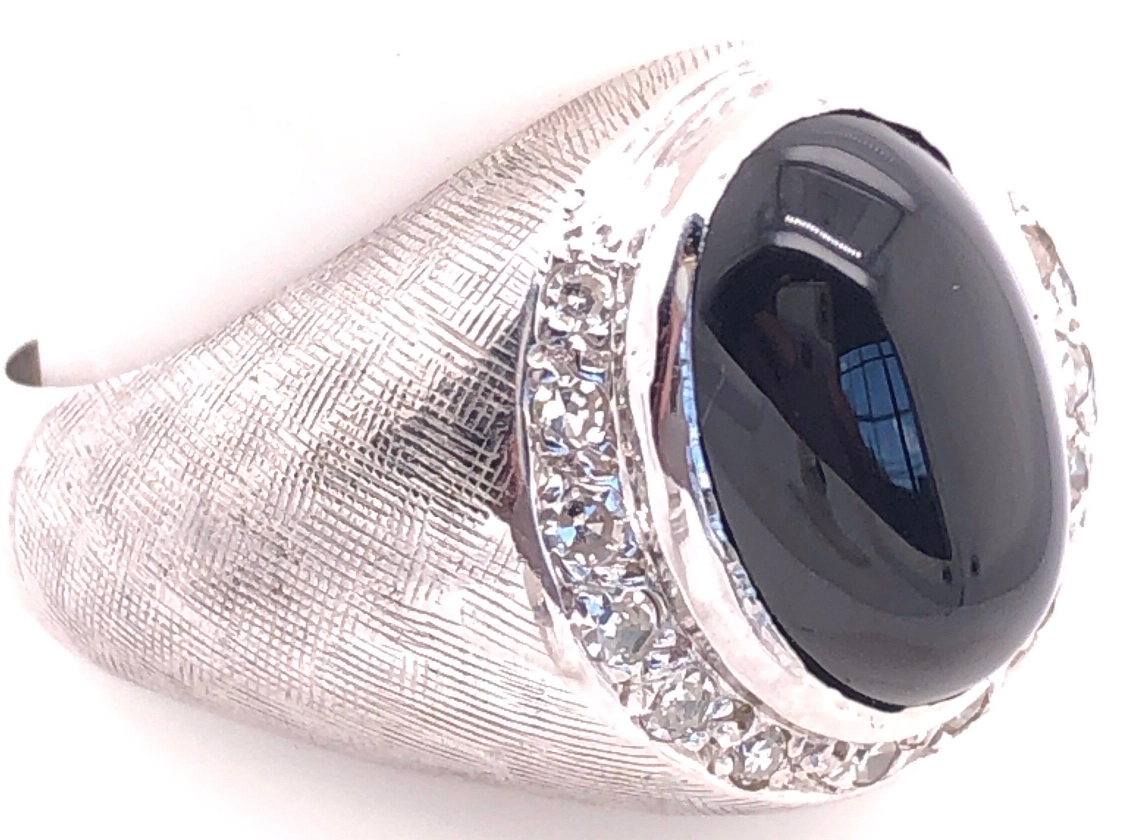 14 Karat White Gold Contemporary Onyx Ring with Diamonds In Good Condition For Sale In Manhasset, NY