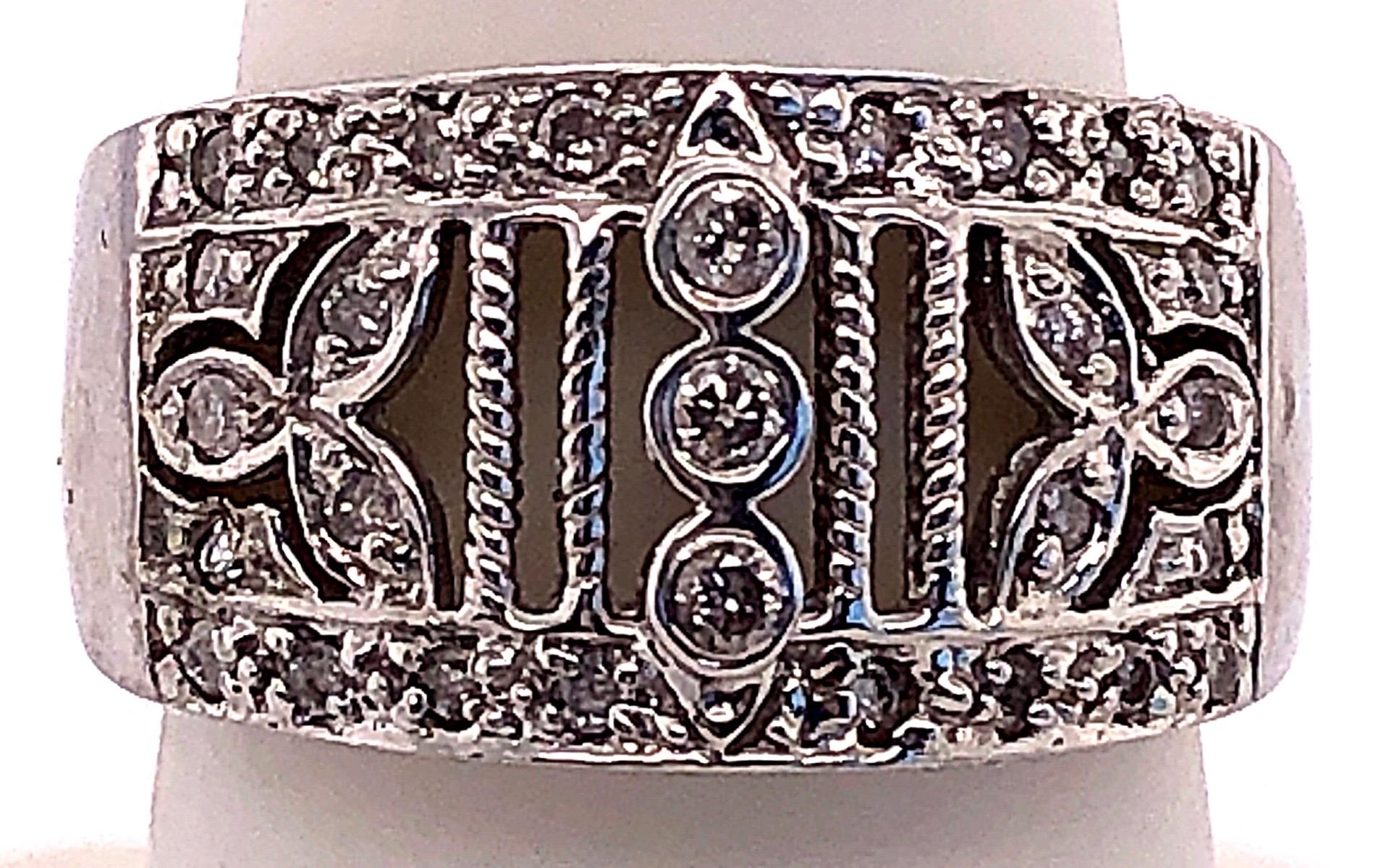 Anillo Contemporáneo de Oro Blanco de 14 Kilates con Diamantes Redondos. 
Diamante de 9 piezas con 0,25 de peso total de diamante.
Talla 7.5
7 gramos de peso total.
Altura del anillo 11,56.

*Este anillo se puede cambiar de tamaño en tu joyería