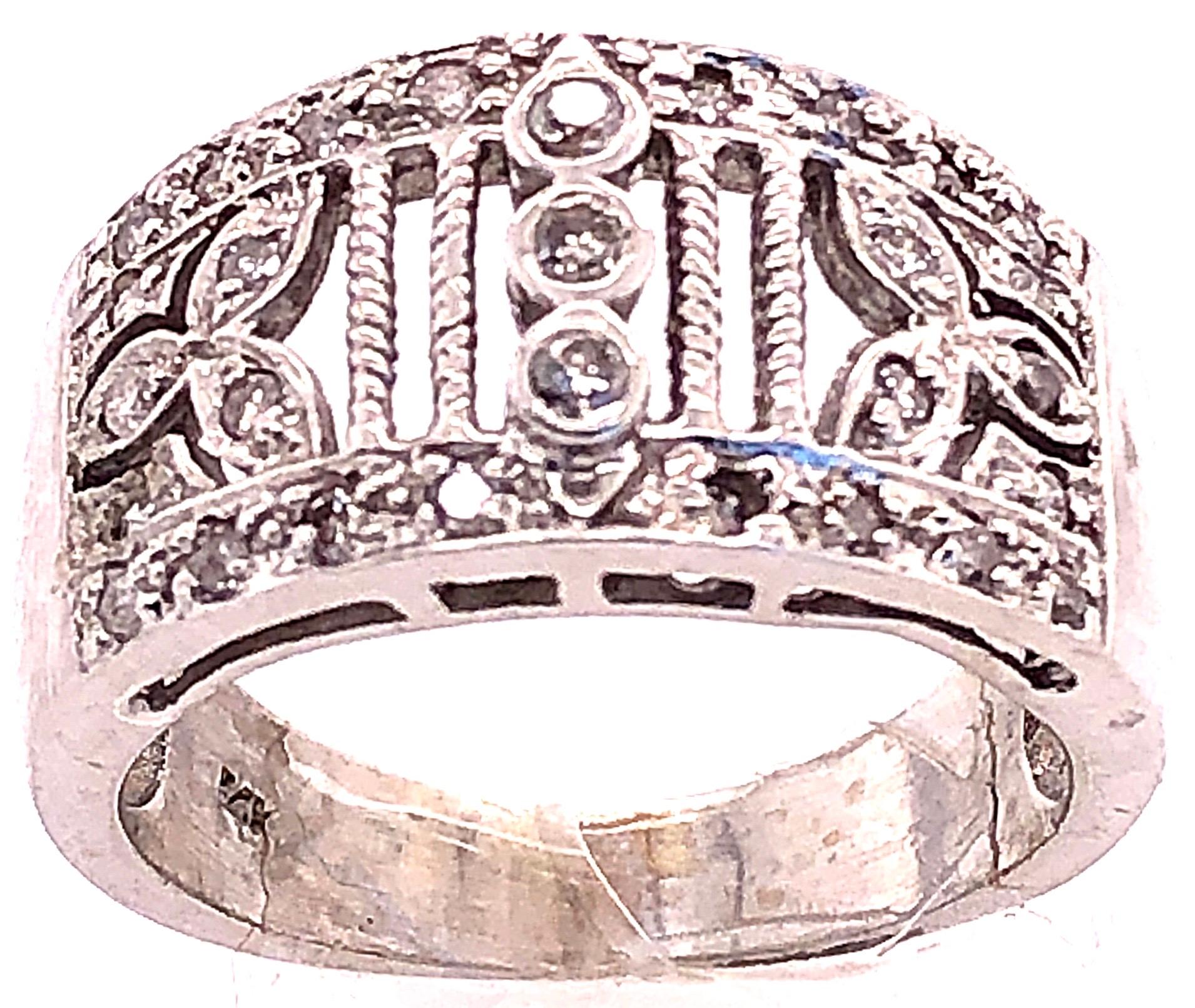 Anillo Contemporáneo de Oro Blanco de 14 Kilates con Diamantes Redondos Corte redondo en venta