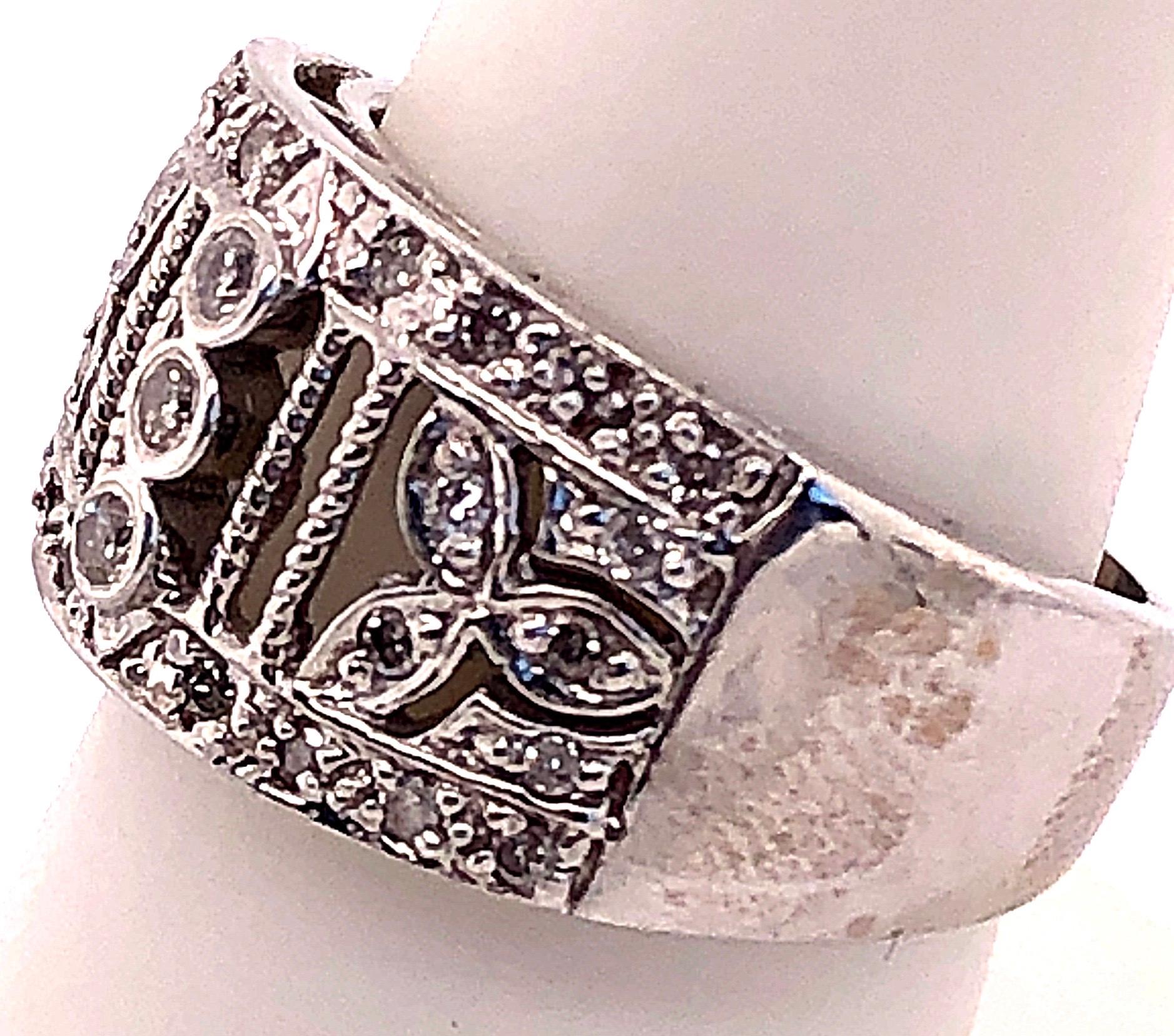 Femenino o masculino Anillo Contemporáneo de Oro Blanco de 14 Kilates con Diamantes Redondos en venta