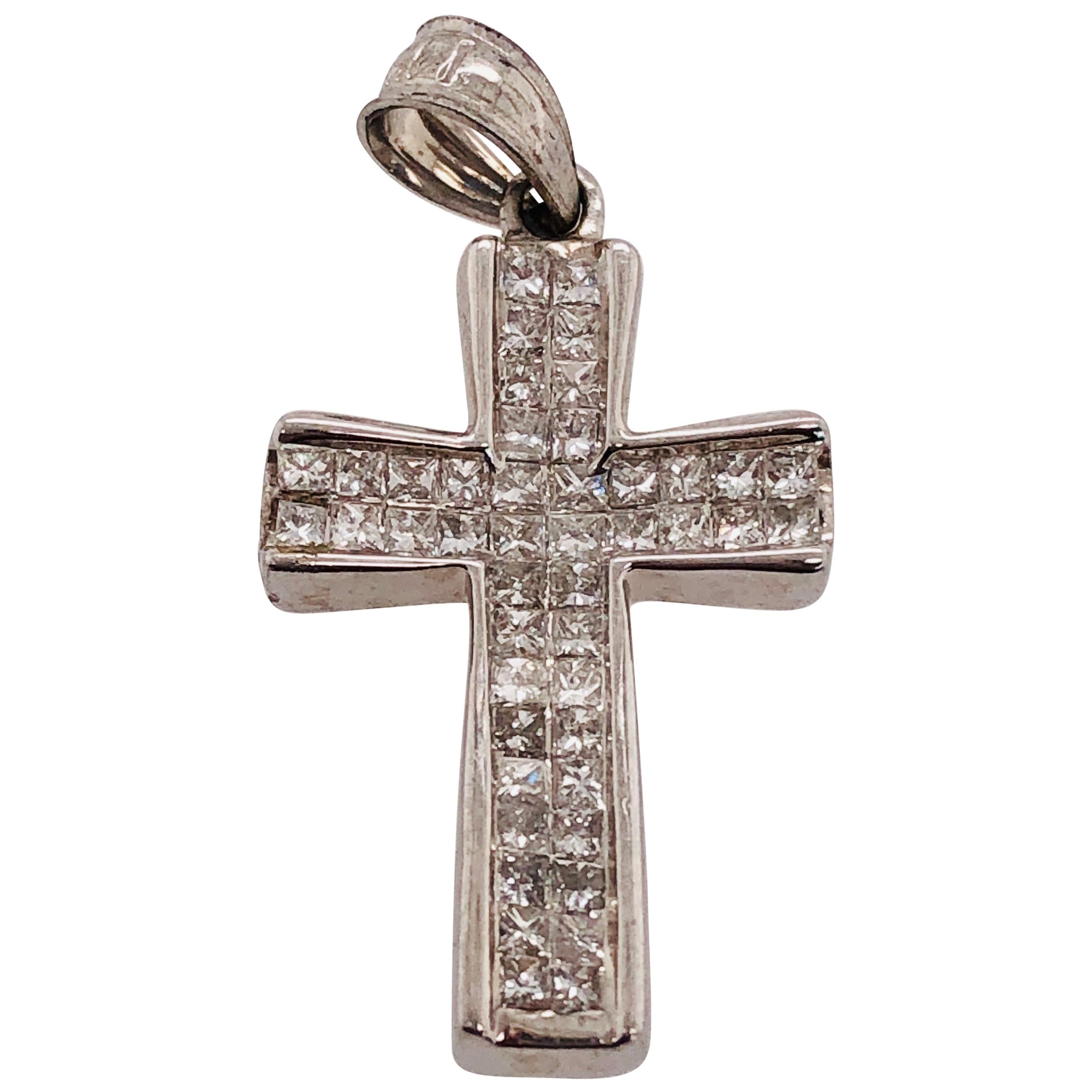 Pendentif croix en or blanc 14 carats avec diamant taille coussin carrée de 1,00 TDW